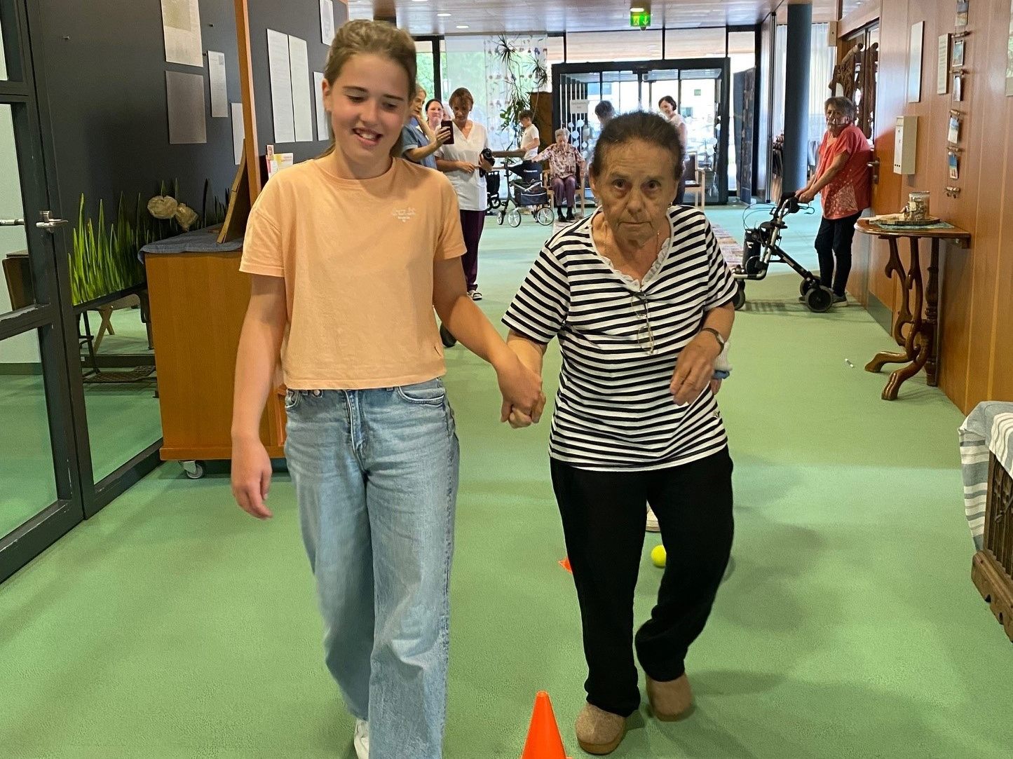Gelungenes Miteinander der Generationen bei der Sommerolympiade im Sozialzentrum.