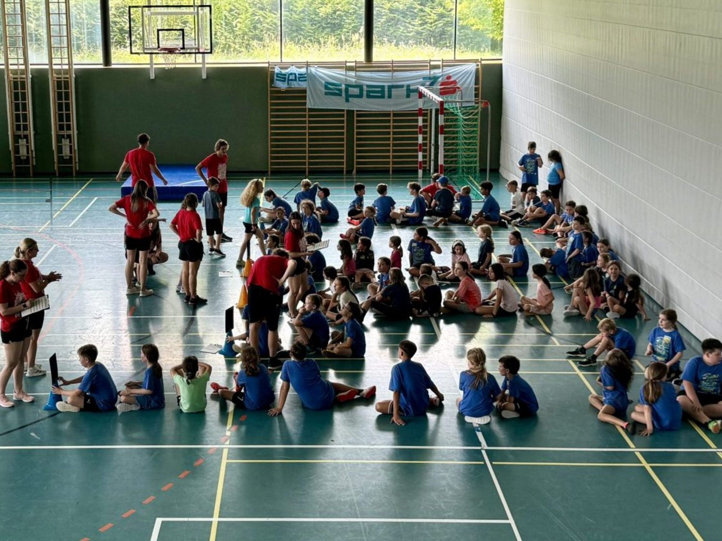 In der MS-Turnhalle in Mäder fand in der vergangenen Woche das beliebte Abenteuer Sportcamp statt. In der MS-Turnhalle in Mäder fand in der vergangenen Woche das beliebte Abenteuer Sportcamp statt.