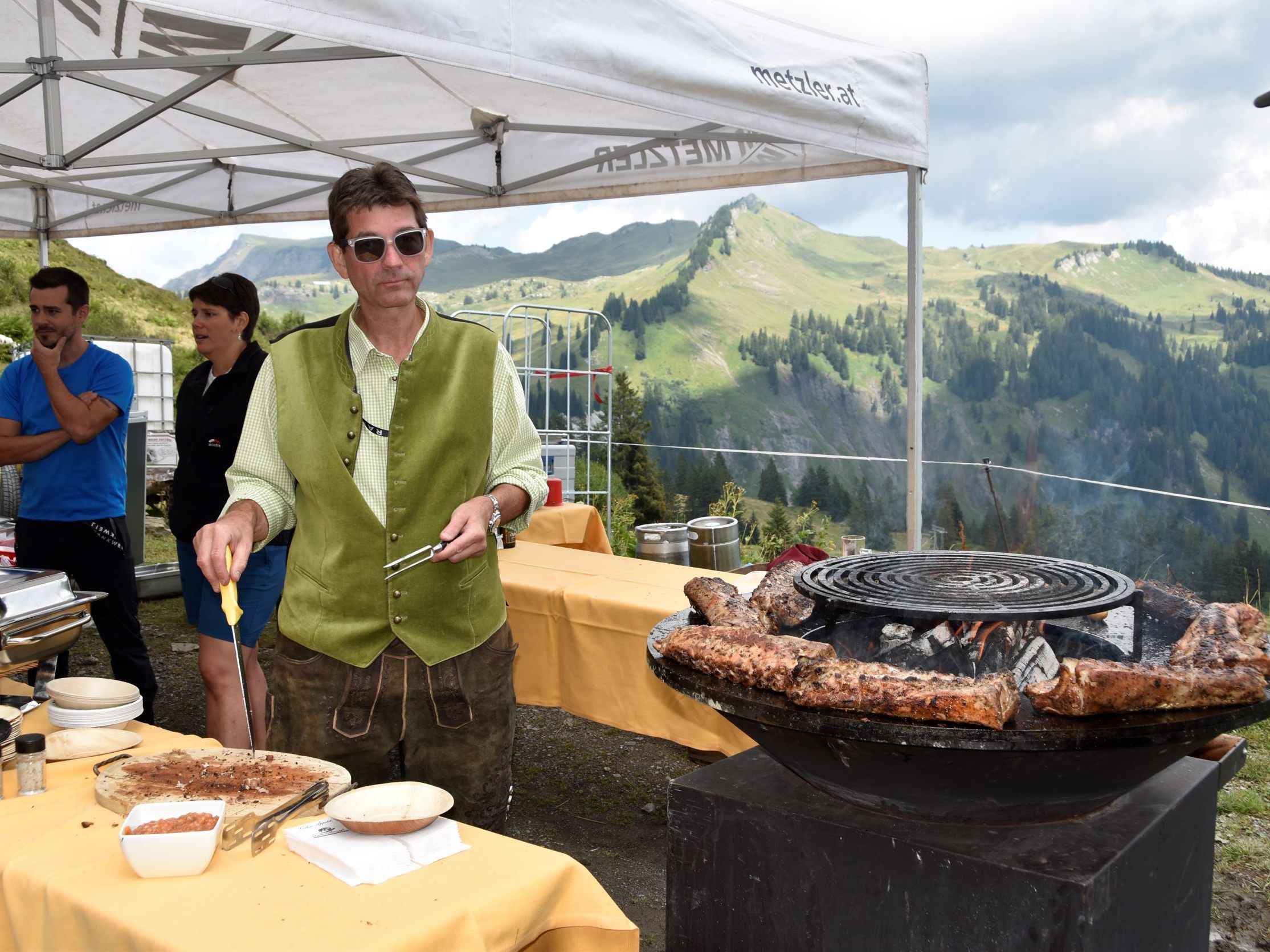 Rankweiler Hof Geschäftsführer Roland Vith freut sich beim Running Alpschwein auf viele Gäste und nette Stunden in der Laternser Bergwelt.
