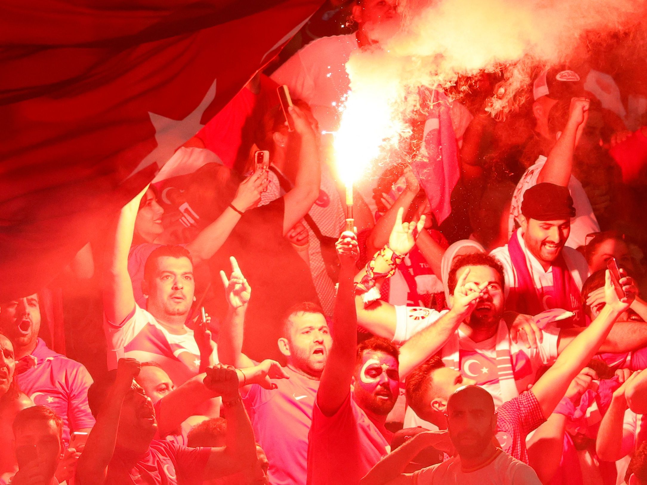 Türkische Fans zeigen den rechtsextremen "Wolfsgruß".