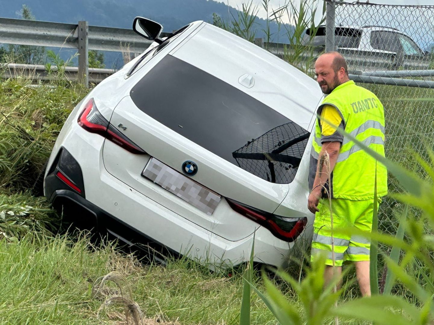 Aus bisher ungeklärter Ursache kam der Pkw-Lenker von der Fahrbahn ab.