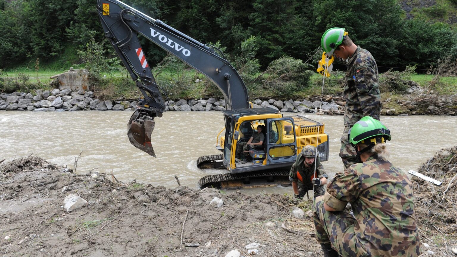 Nach den schweren Unwettern in den Kantonen Tessin und Wallis hilft die Schweizer Armee bei der Bewältigung der Unwetterschäden.