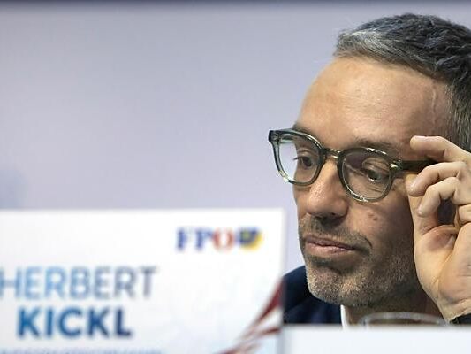 Die SPÖ wirft Kickl vor, Nebeneinkünfte nicht gemeldet zu haben. Die SPÖ wirft Kickl vor, Nebeneinkünfte nicht gemeldet zu haben.