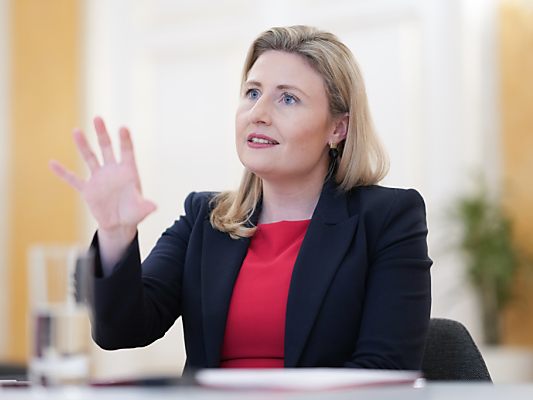 Raab bleibt bei ihrer eigenen politischen Zukunft vage. Raab bleibt bei ihrer eigenen politischen Zukunft vage.