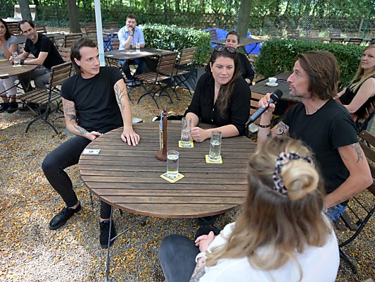 Wlazny stellte seine Kandidaten am Stammtisch vor. Wlazny stellte seine Kandidaten am Stammtisch vor.