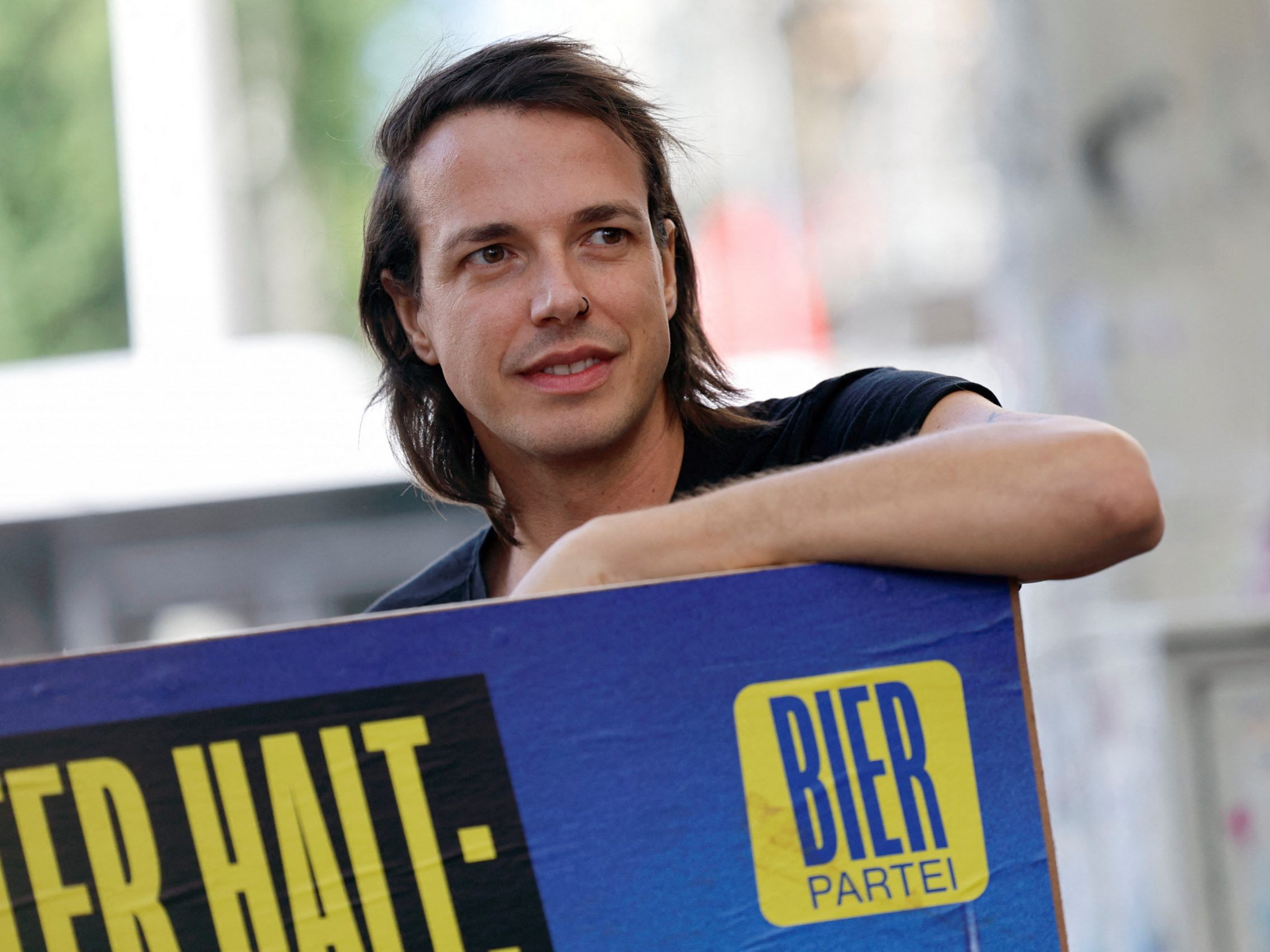 Wlazny begibt sich mit seiner Bierpartei auf Österreich-Tour.