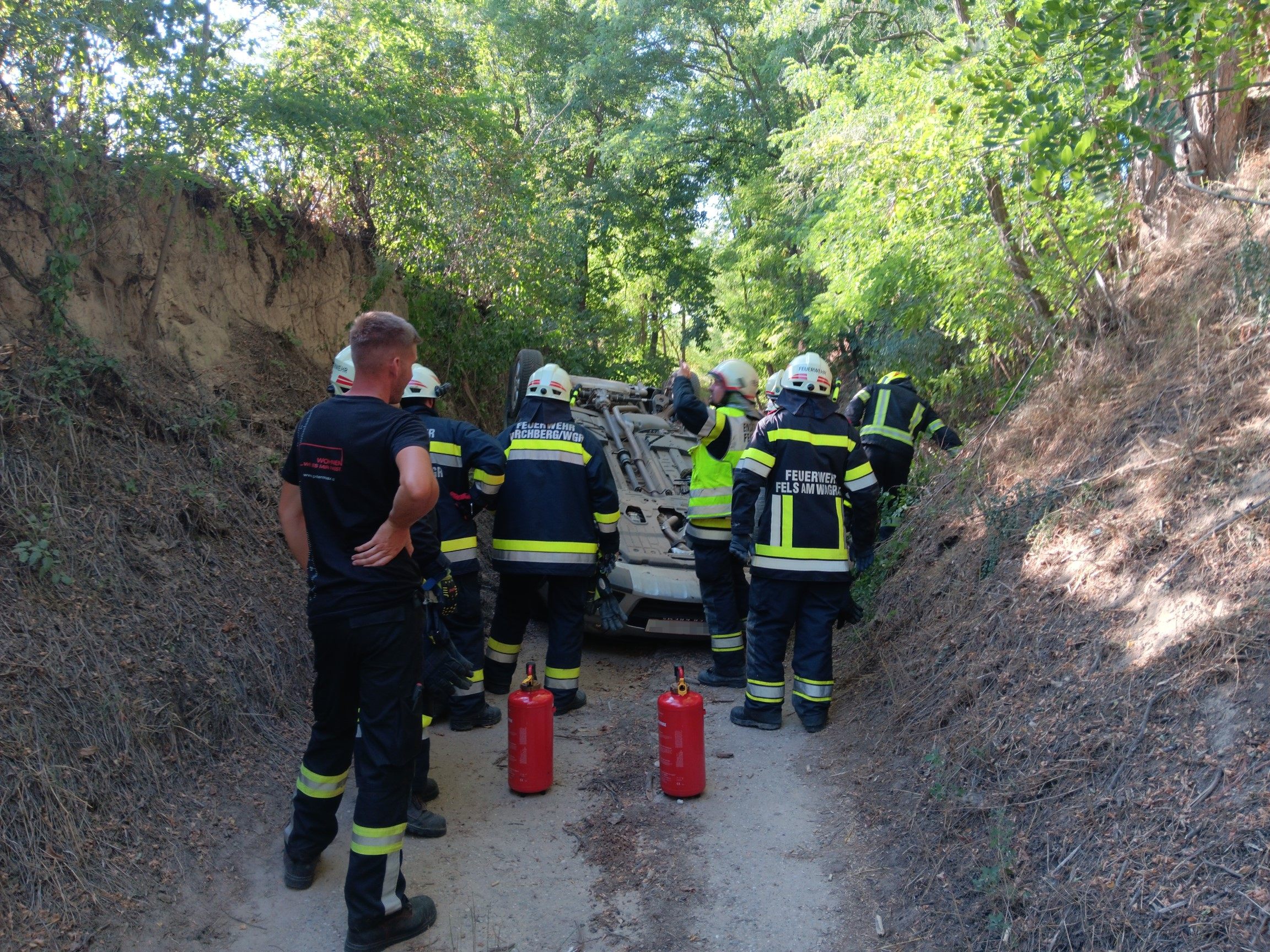 Die Unfallstelle lag versteckt in einem Hohlweg zwischen zwei Ortschaften in Niederösterreich.