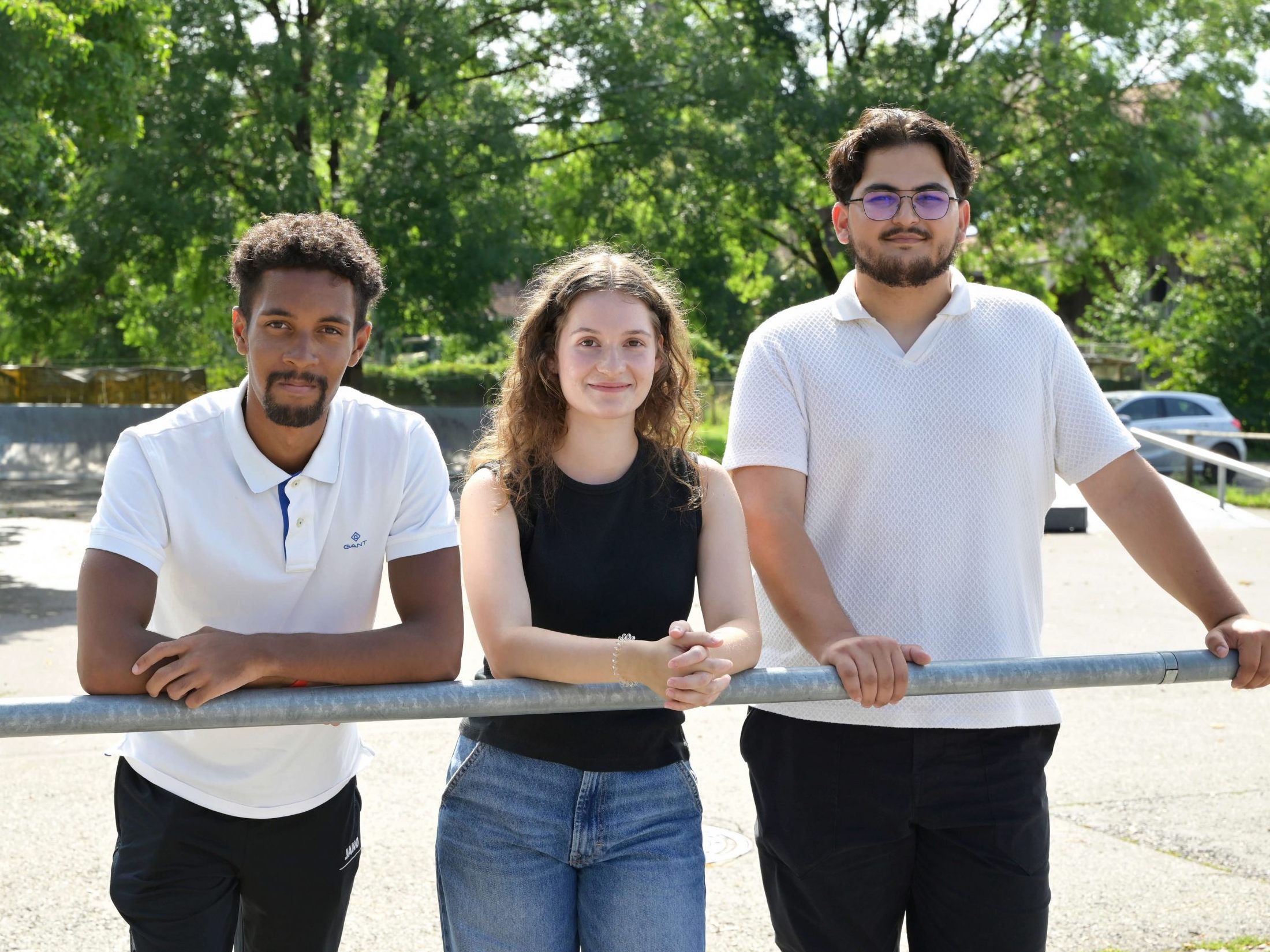 Yusuf Celik, Jana Hofacker und Nesta Ezeh sind diesen Sommer für die Spielplatzbetreuung in Rankweil zuständig.