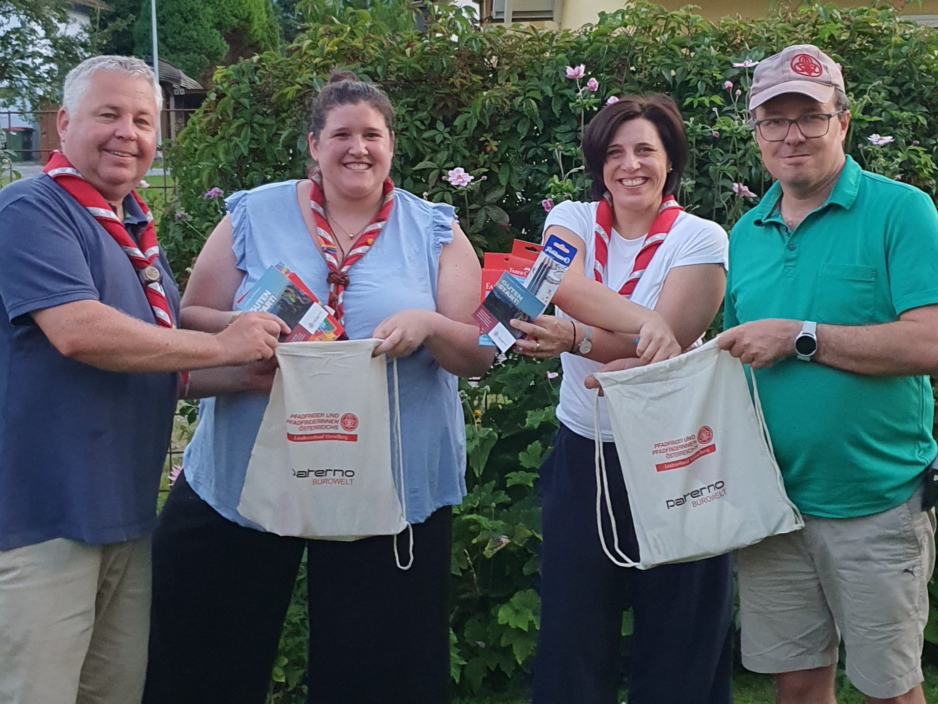 Das Präsidium der Vorarlberg Pfadfinder packen 800 Schulstart-Beutel für bedürftige Kinder. Im Bild: Sunny Fäßler, Verena Nesensohn, Evi Mairer und Tobias Bischofberger (v.l.n.r) Das Präsidium der Vorarlberg Pfadfinder packen 800 Schulstart-Beutel für bedürftige Kinder. Im Bild: Sunny Fäßler, Verena Nesensohn, Evi Mairer und Tobias Bischofberger (v.l.n.r)