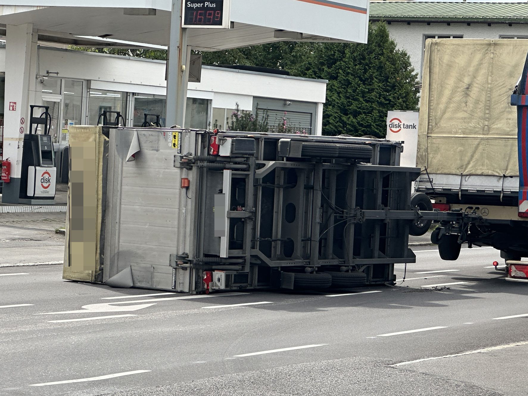 Umgekippter Lkw-Anhänger sorgte für Verkehrsbehinderungen.