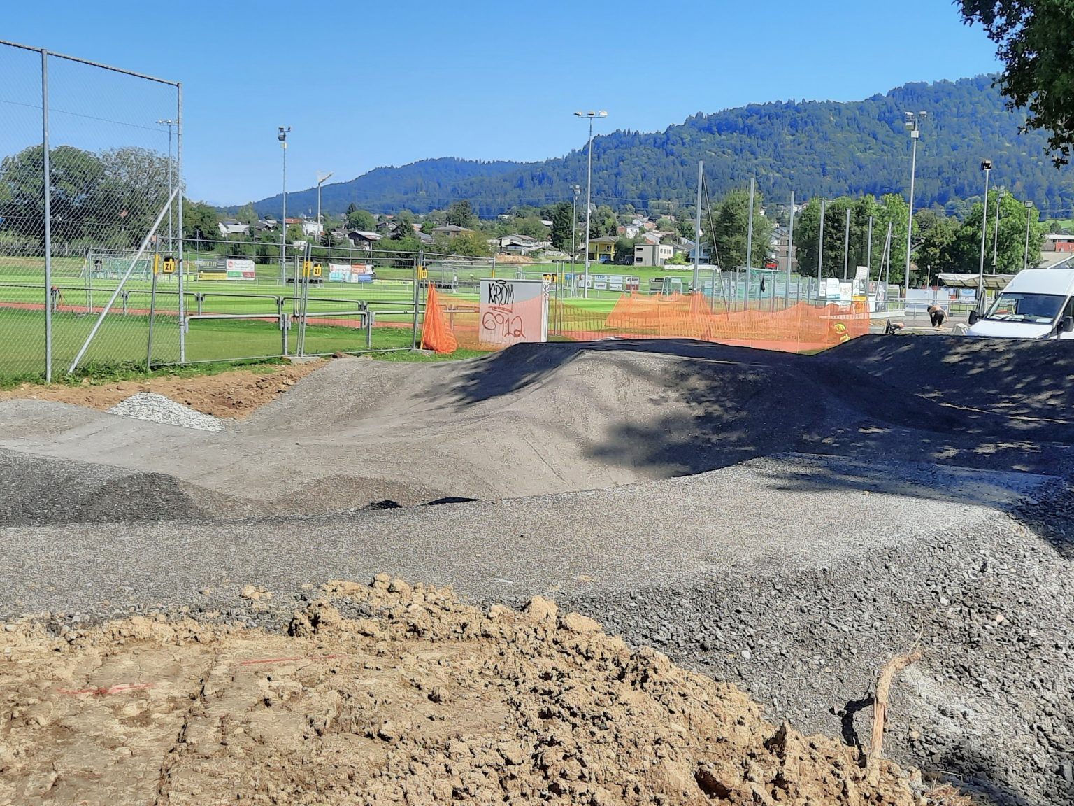 Mit der Errichtung der Pumptrack-Anlage wurde der Oberösterreichische Fachbetrieb „Alliance“ beauftragt.