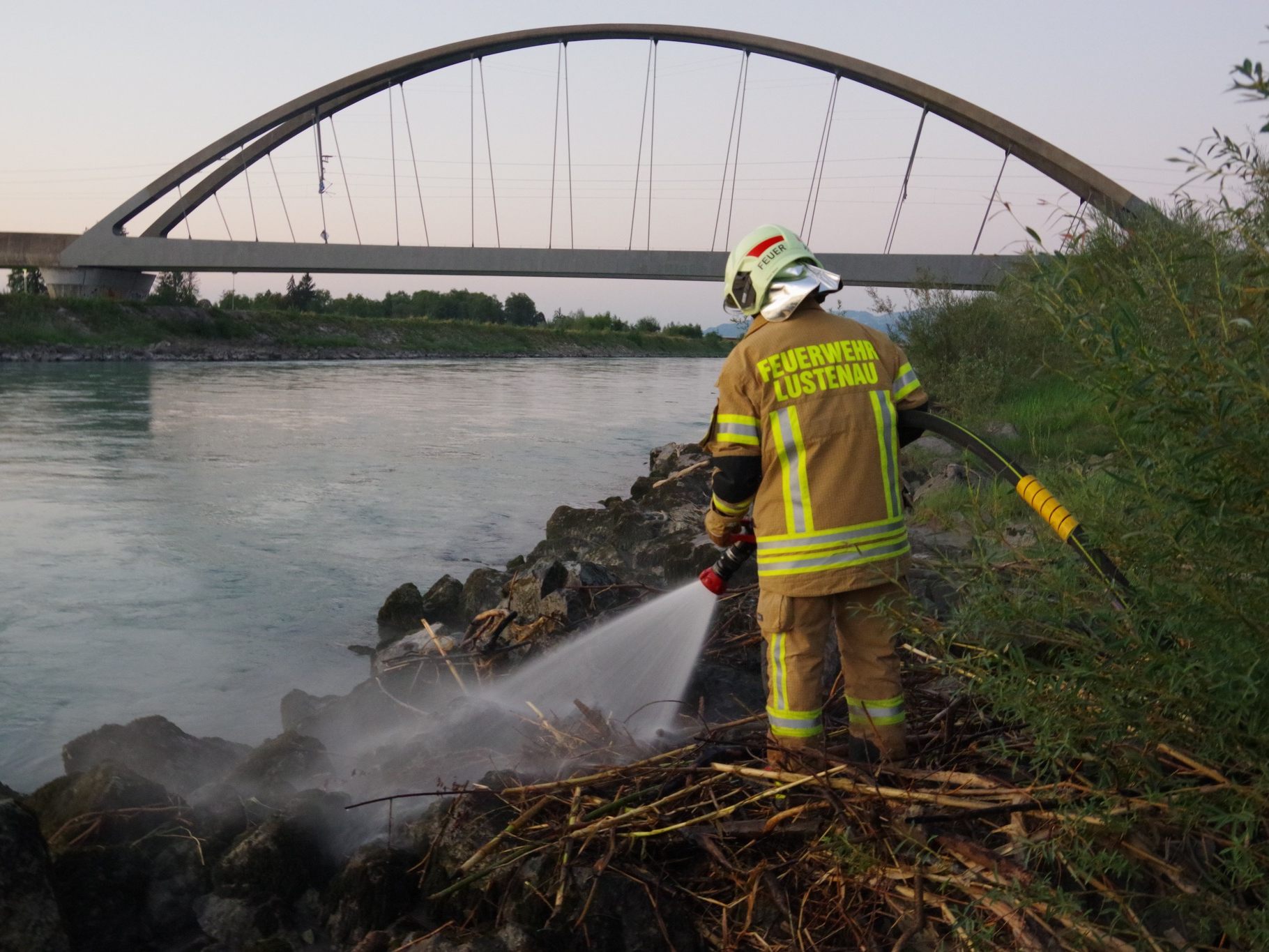 Die Feuerwehr musste am Dienstagabend zu einem Einsatz in Lustenau ausrücken. Die Feuerwehr musste am Dienstagabend zu einem Einsatz in Lustenau ausrücken.