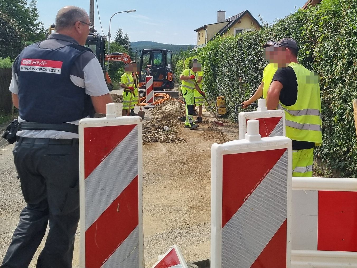 Insgesamt wurden 34 Dienstnehmer von sieben Unternehmen überprüft. Insgesamt wurden 34 Dienstnehmer von sieben Unternehmen überprüft.