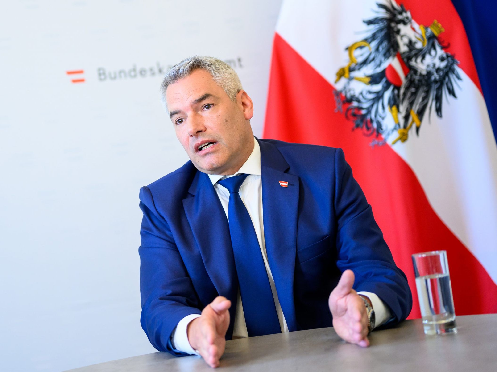 Nehammer spricht sich für eine fünfjährige Wartefrist für einen Anspruch auf Sozialhilfe aus. Nehammer spricht sich für eine fünfjährige Wartefrist für einen Anspruch auf Sozialhilfe aus.