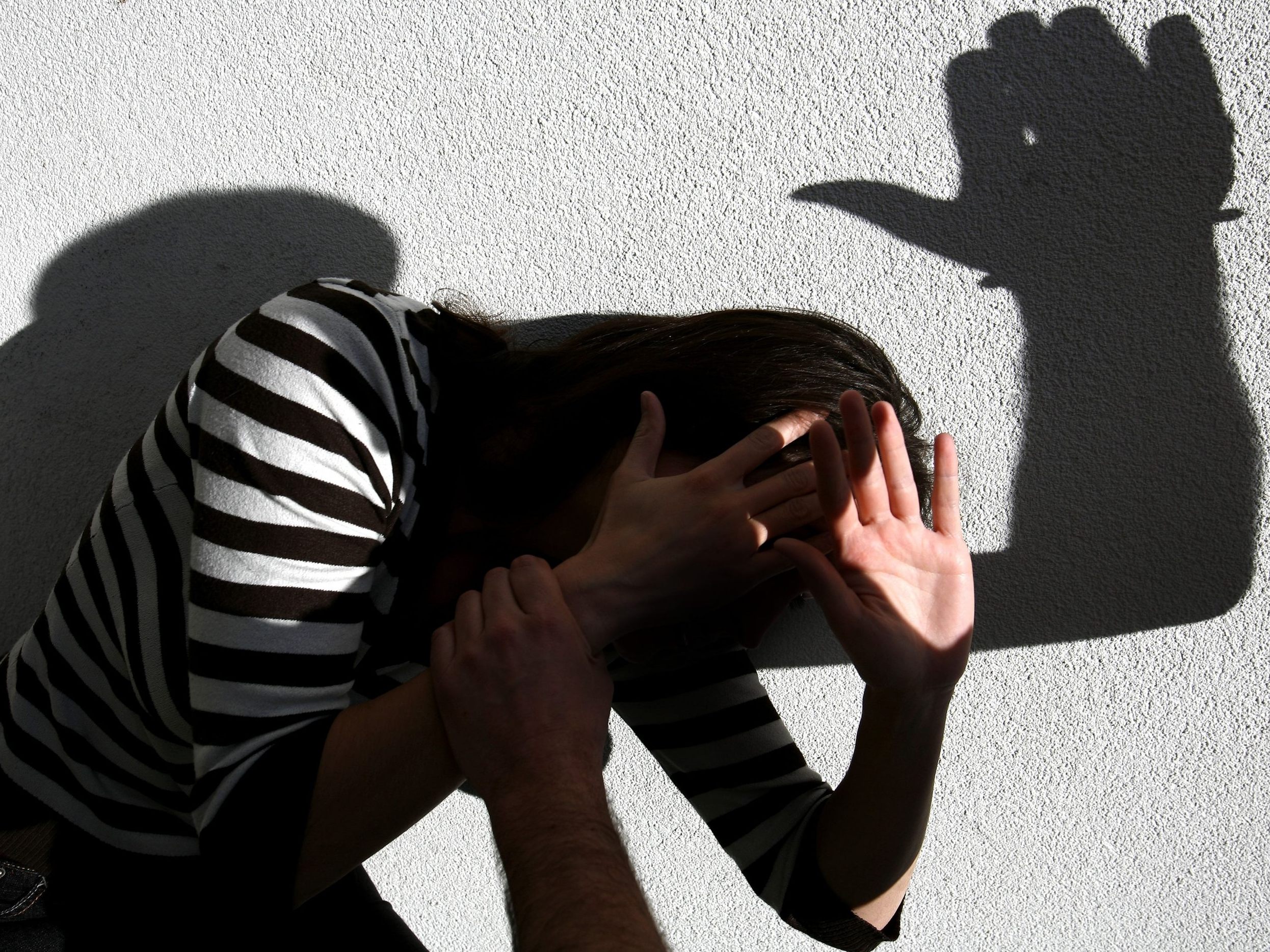 Eine Frau wurde von ihrem Ehemann attackiert. Eine Frau wurde von ihrem Ehemann attackiert.