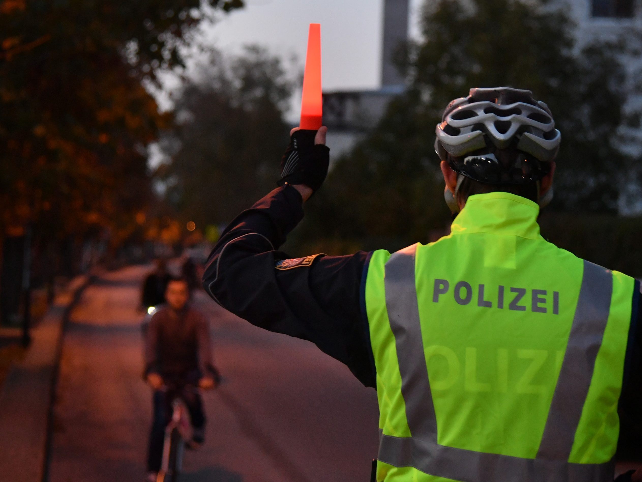 Ein Radfahrer entzog sich der Anhaltung und wurde gegenüber den Polizisten aggressiv. Ein Radfahrer entzog sich der Anhaltung und wurde gegenüber den Polizisten aggressiv.