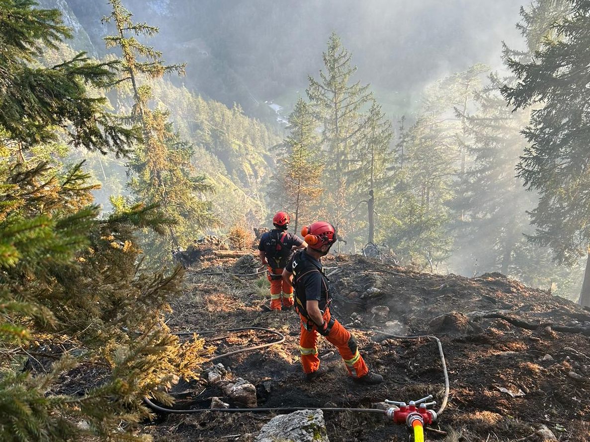 Der Waldbrand in der Steiermark wurde unter Kontrolle gebracht. Der Waldbrand in der Steiermark wurde unter Kontrolle gebracht.