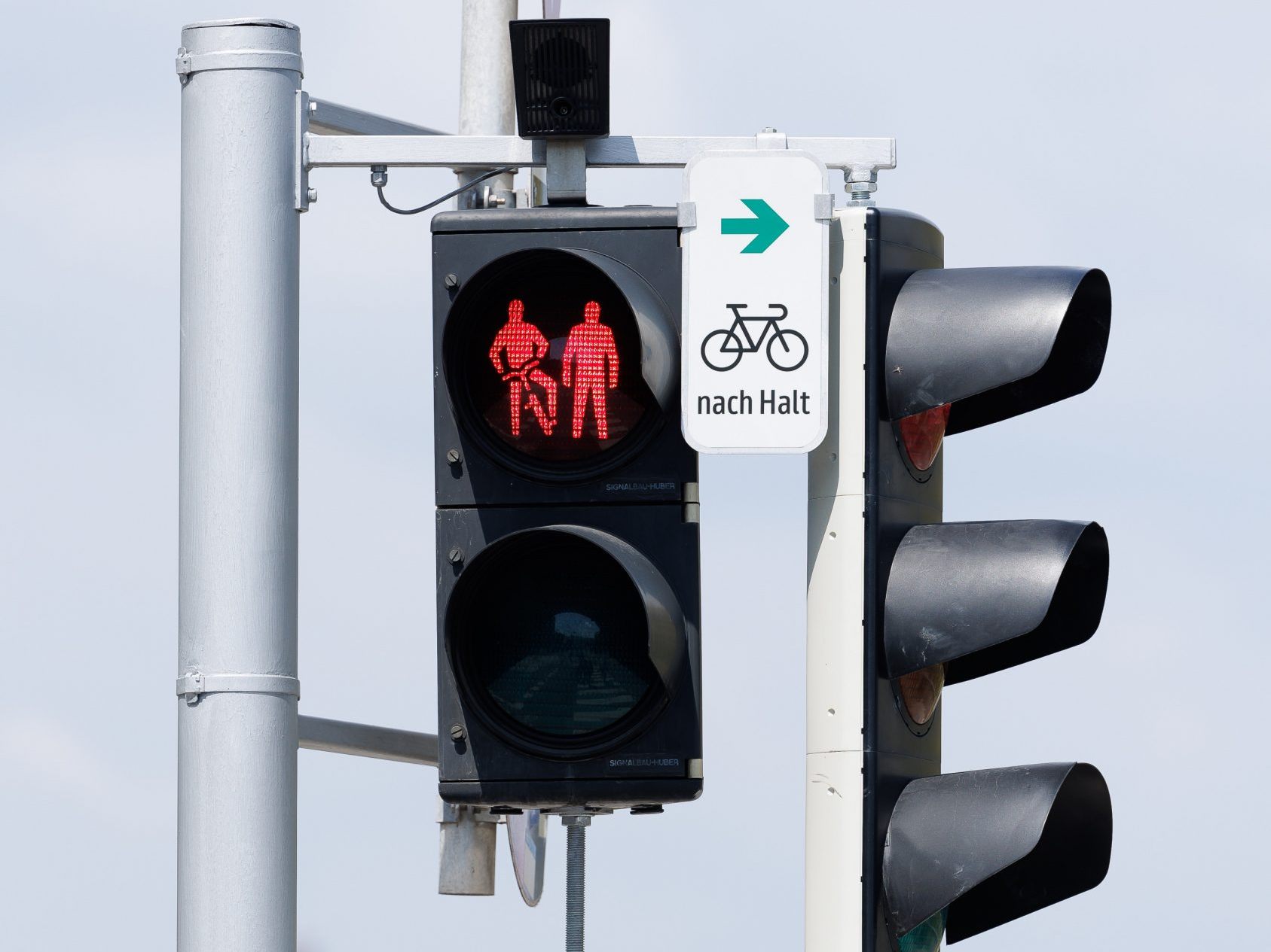 Ausbau beim Rechts-Abbiegen und Geradeausfahren bei Rot für Radler ab September. Ausbau beim Rechts-Abbiegen und Geradeausfahren bei Rot für Radler ab September.