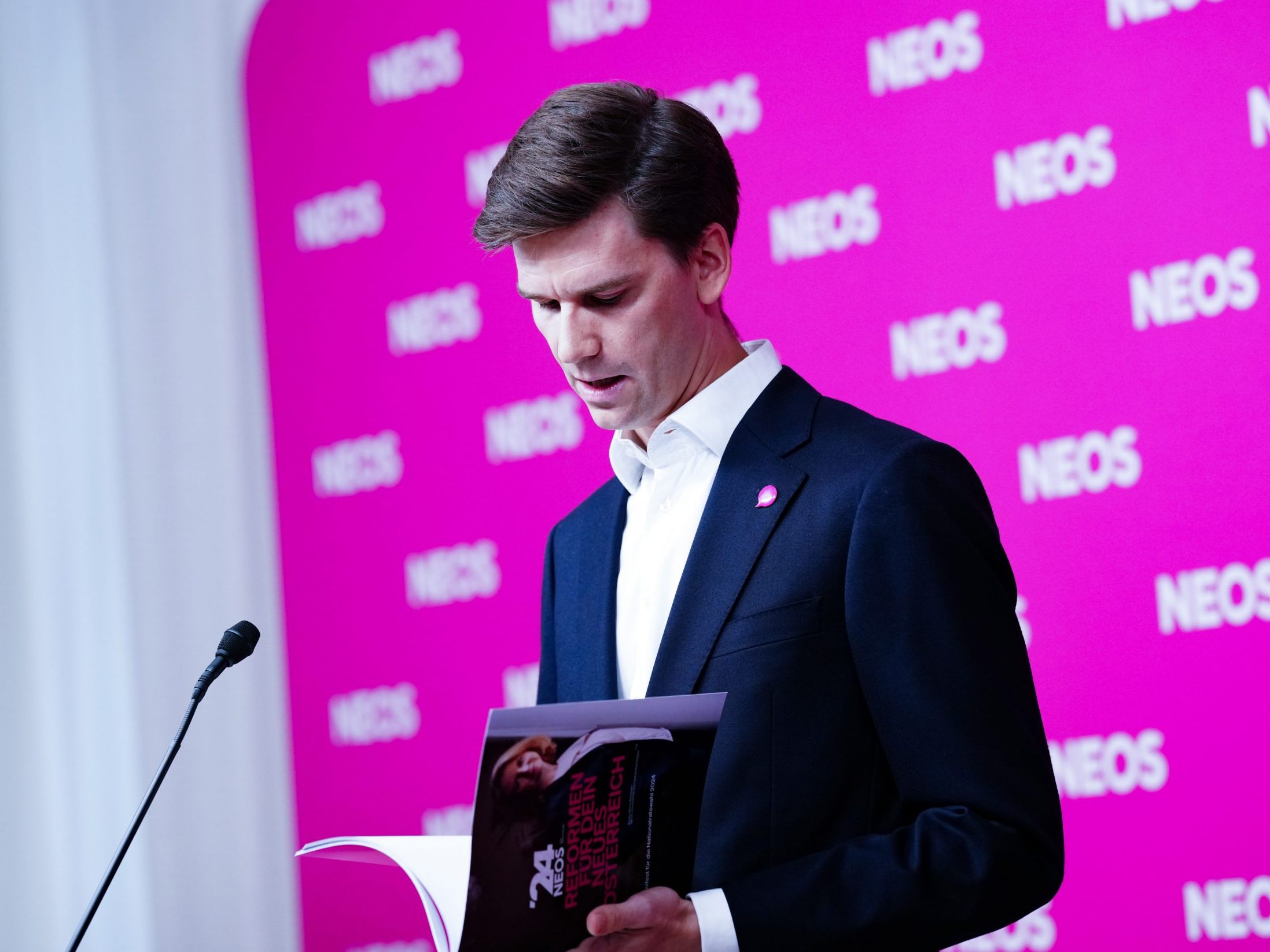 Generalsekretär Hoyos bei der Präsentation des NEOS Wahlprogramms.