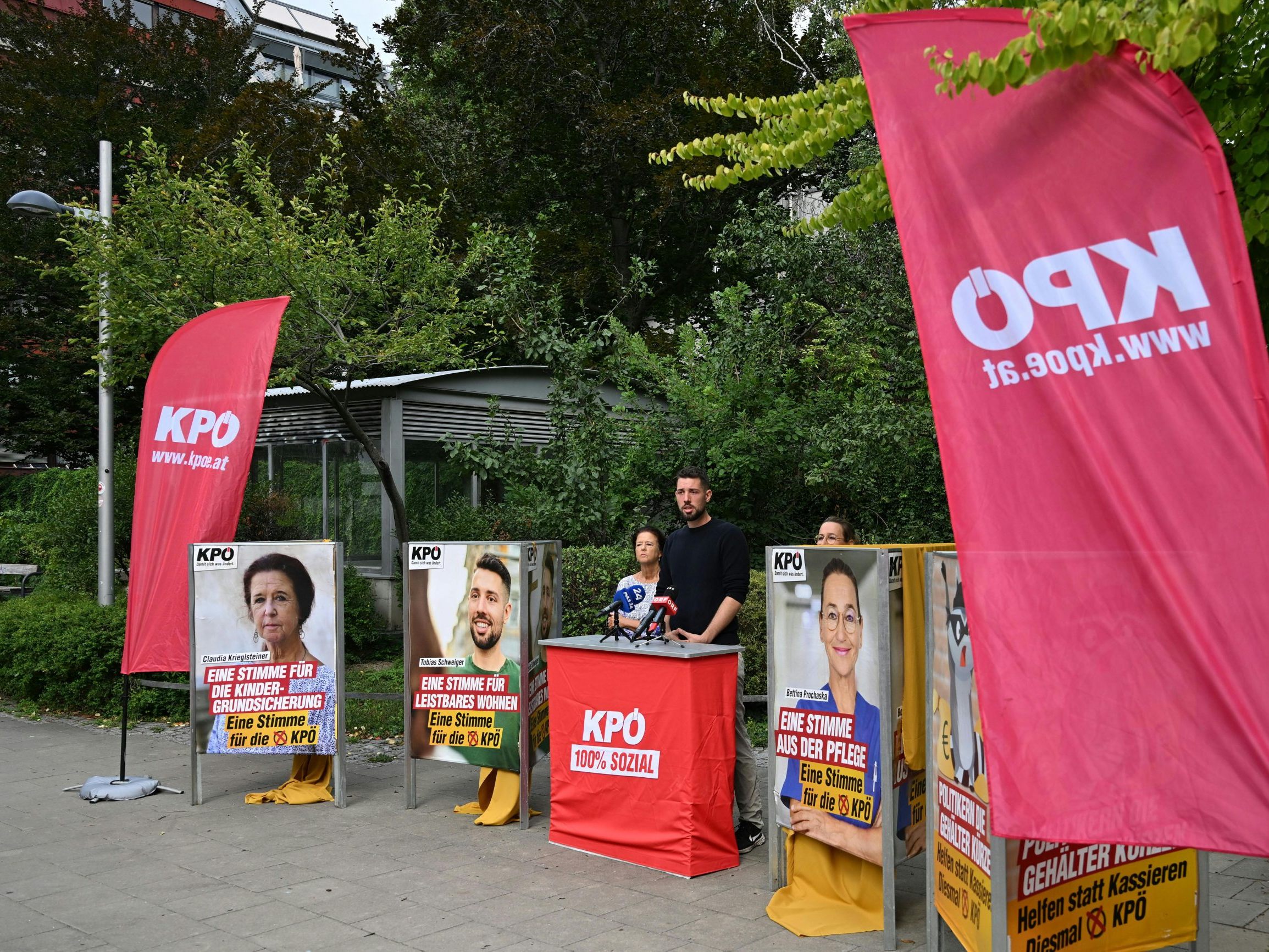 "Eine Stimme aus der Pflege" ist unter anderem auf den KPÖ-Plakaten zu lesen. "Eine Stimme aus der Pflege" ist unter anderem auf den KPÖ-Plakaten zu lesen.