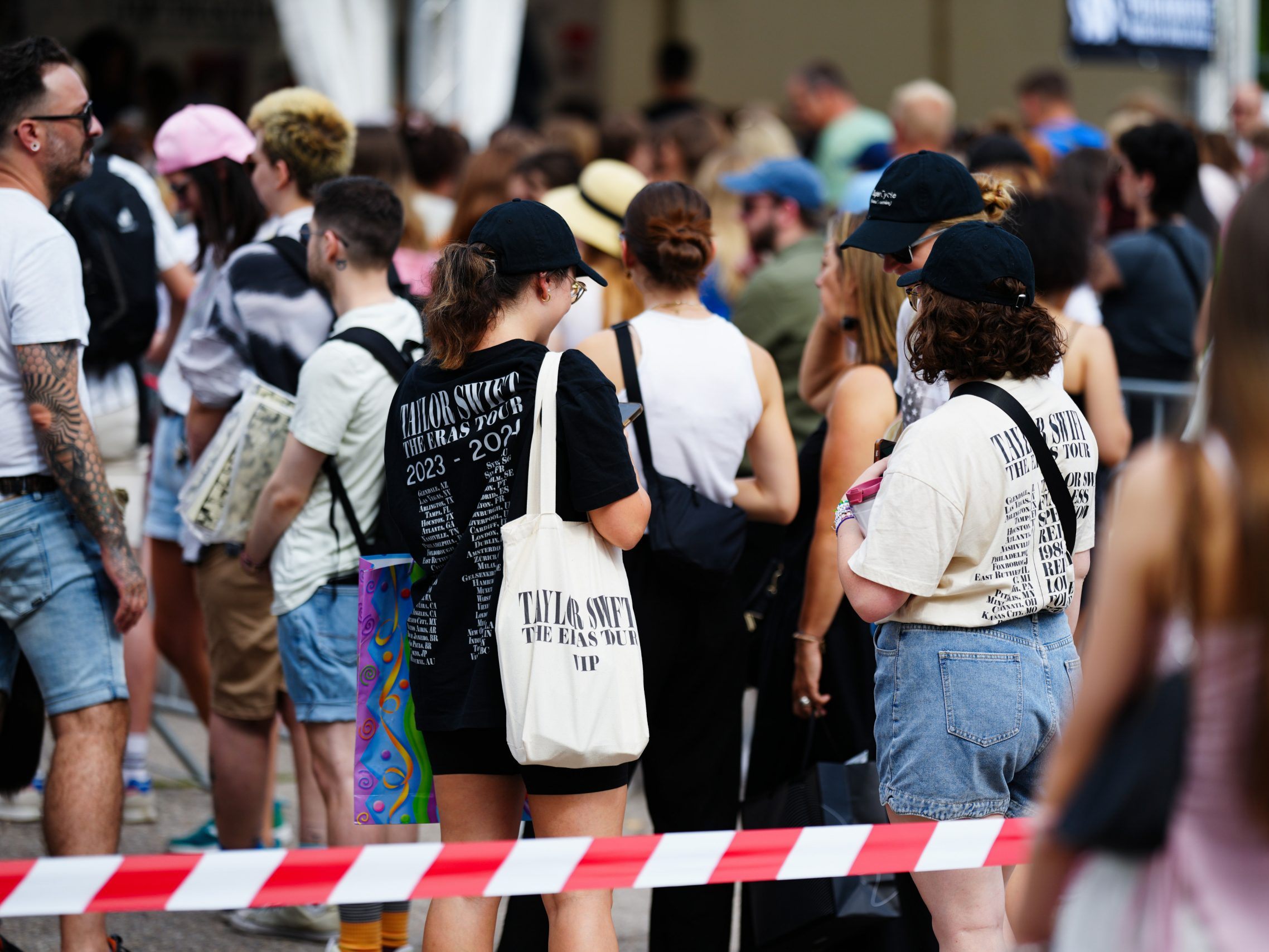 Viele Swift-Fans sind extra nach Wien angereist und nach der Absage der Konzerte nun ratlos.