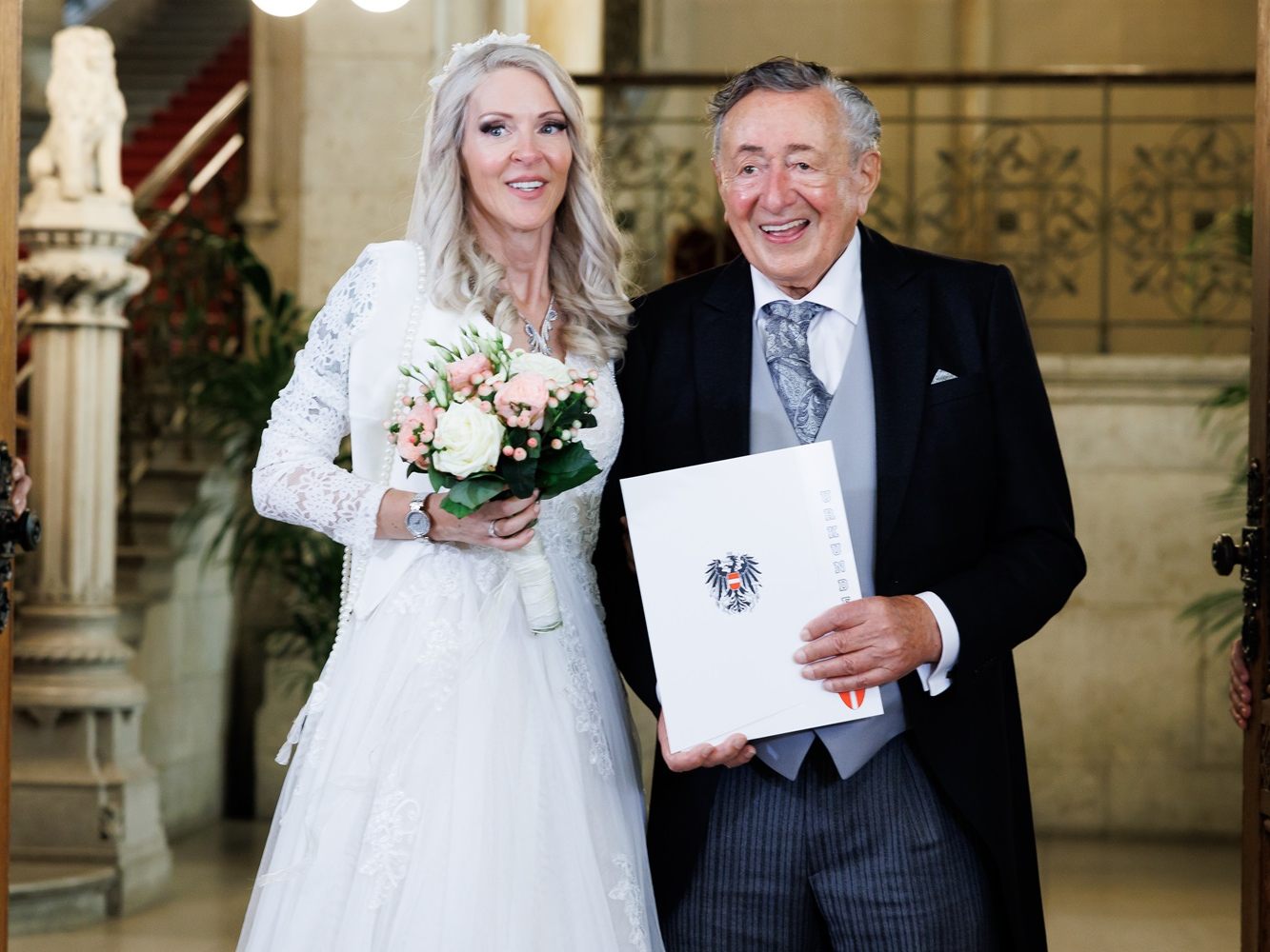 Lugner und Simone anlässlich der Trauung dieses Jahr. Lugner und Simone anlässlich der Trauung dieses Jahr.