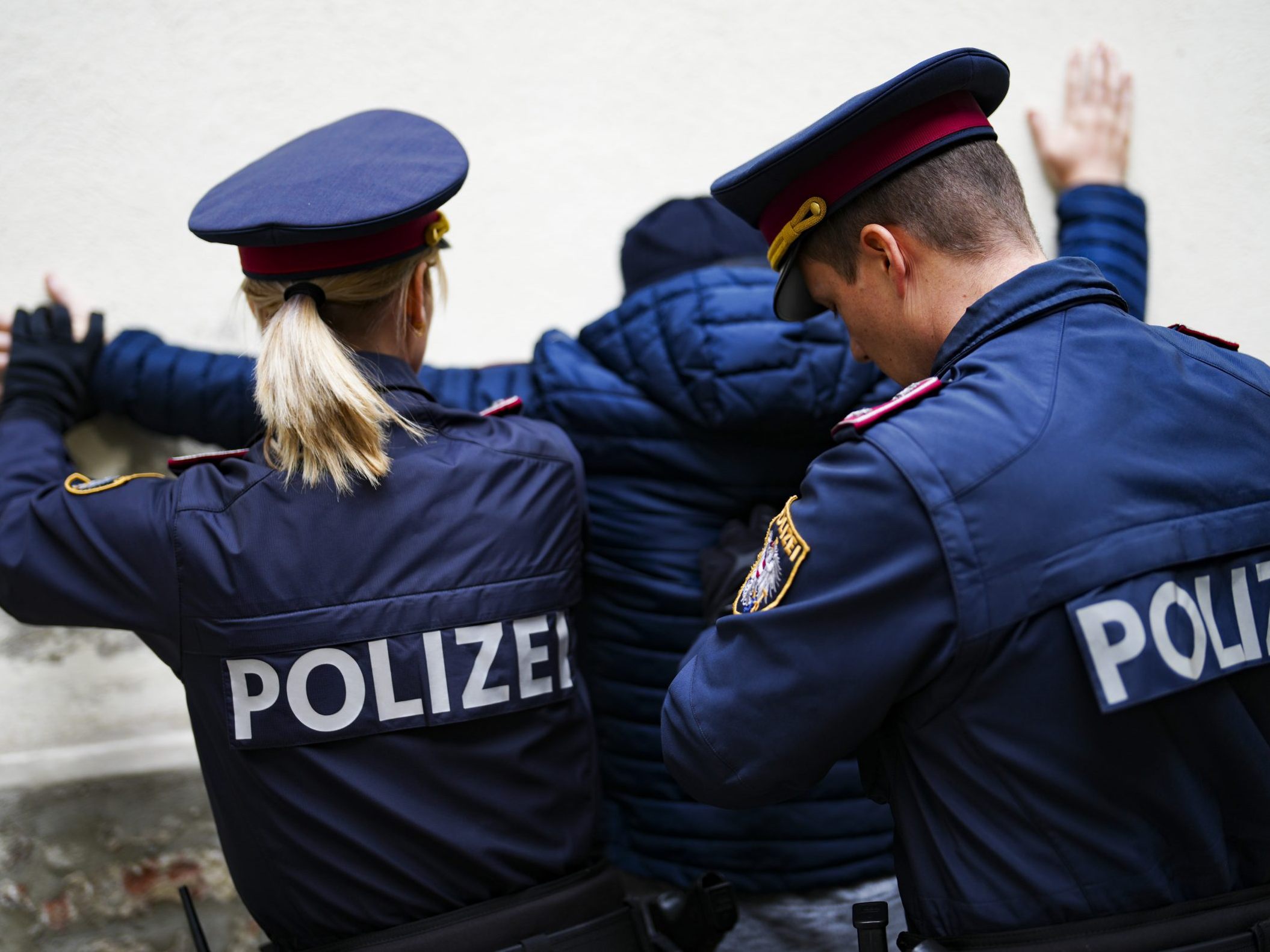 Mehrere Personen wurden festgenommen. Mehrere Personen wurden festgenommen.