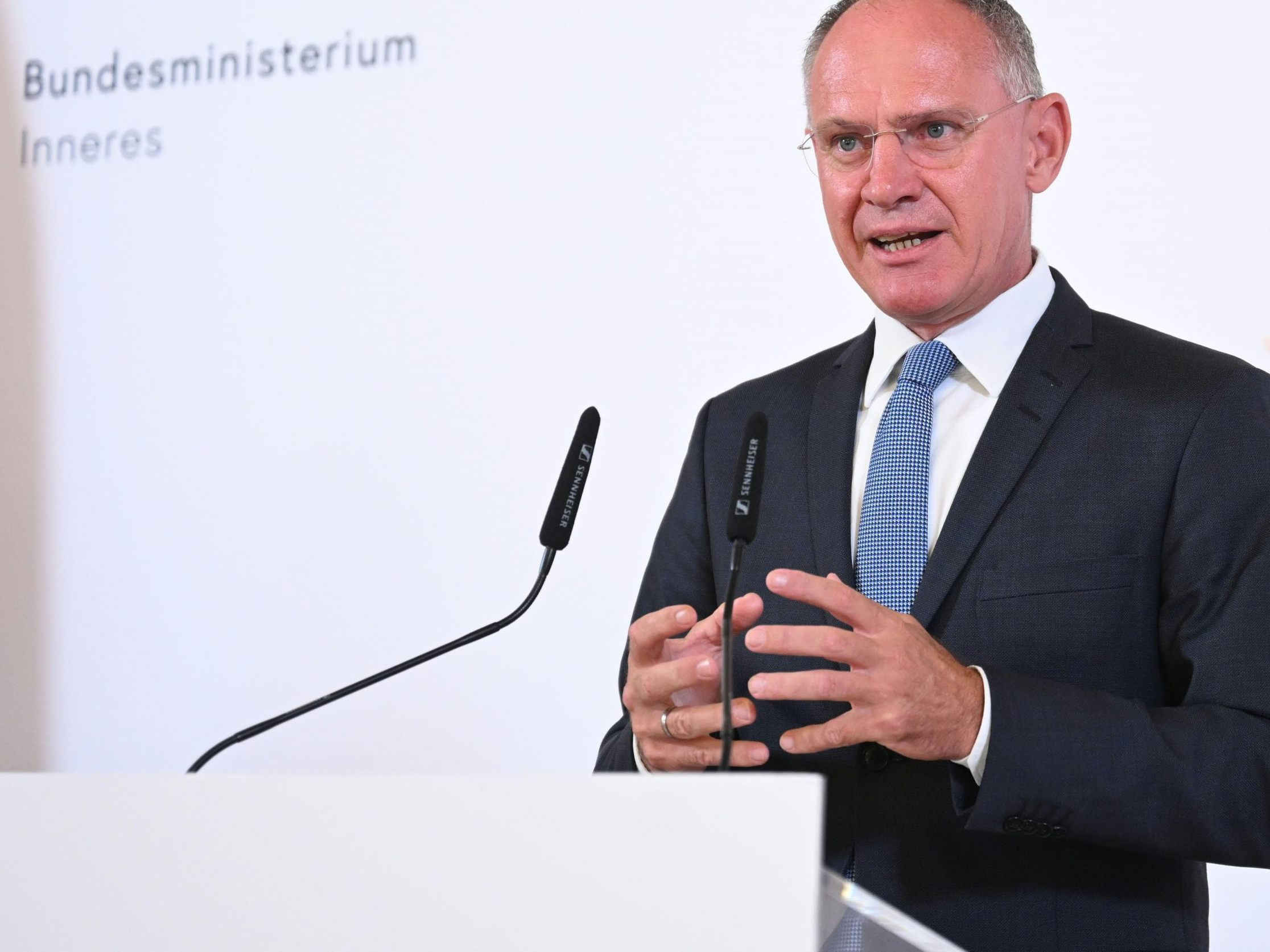 Die DSN habe mittlerweile wieder internationale Anerkennung gefunden und er lasse sich deren Arbeit nicht schlecht reden, sagte Karner. Die DSN habe mittlerweile wieder internationale Anerkennung gefunden und er lasse sich deren Arbeit nicht schlecht reden, sagte Karner.