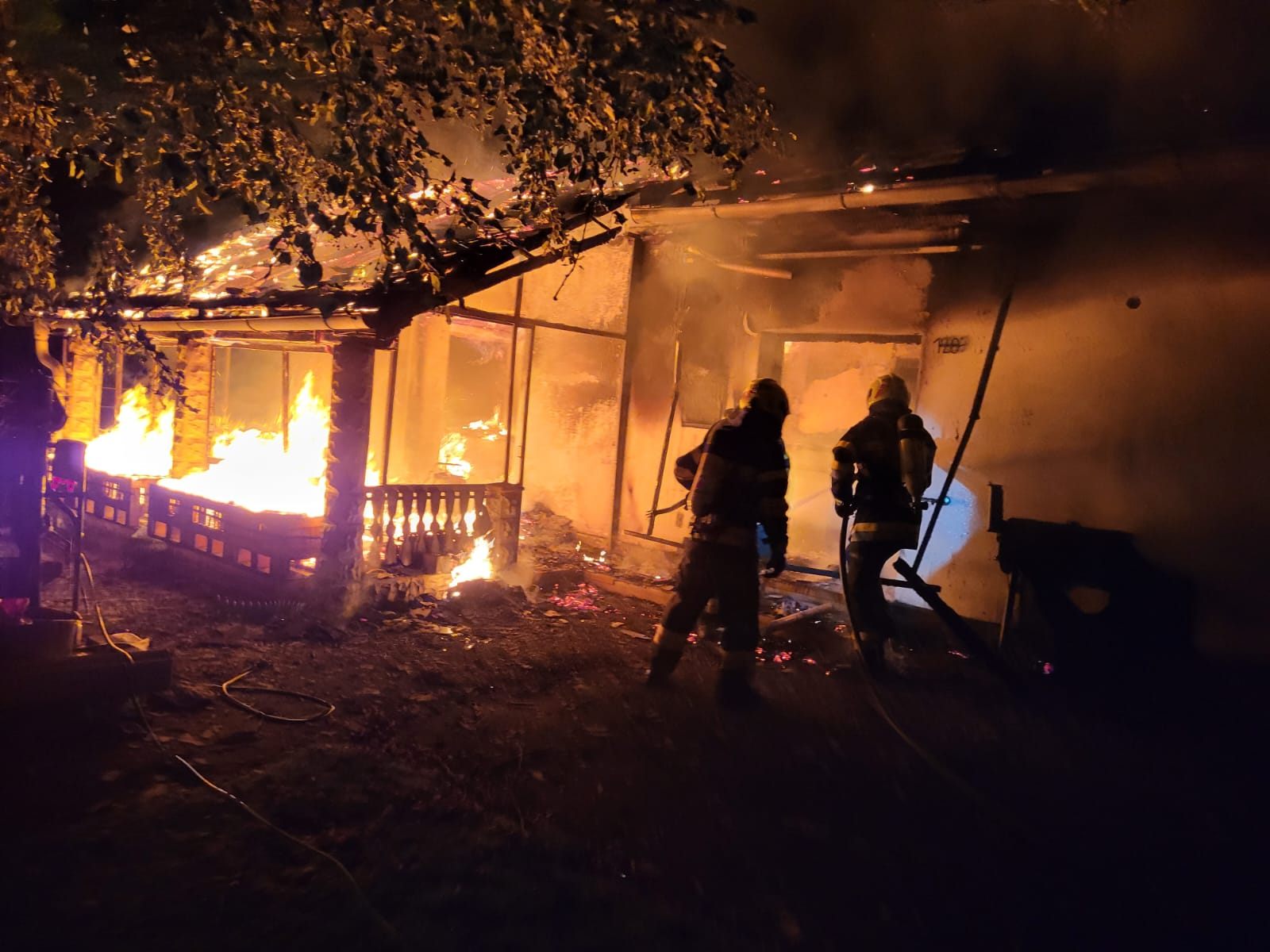 Das Haus wurde ein Raub der Flammen. Das Haus wurde ein Raub der Flammen.