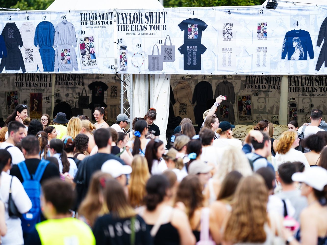 Vor dem Wiener Ernst-Happel-Stadion war bereits am Tag vor dem ersten Konzert von Taylor Swift was los. Vor dem Wiener Ernst-Happel-Stadion war bereits am Tag vor dem ersten Konzert von Taylor Swift was los.