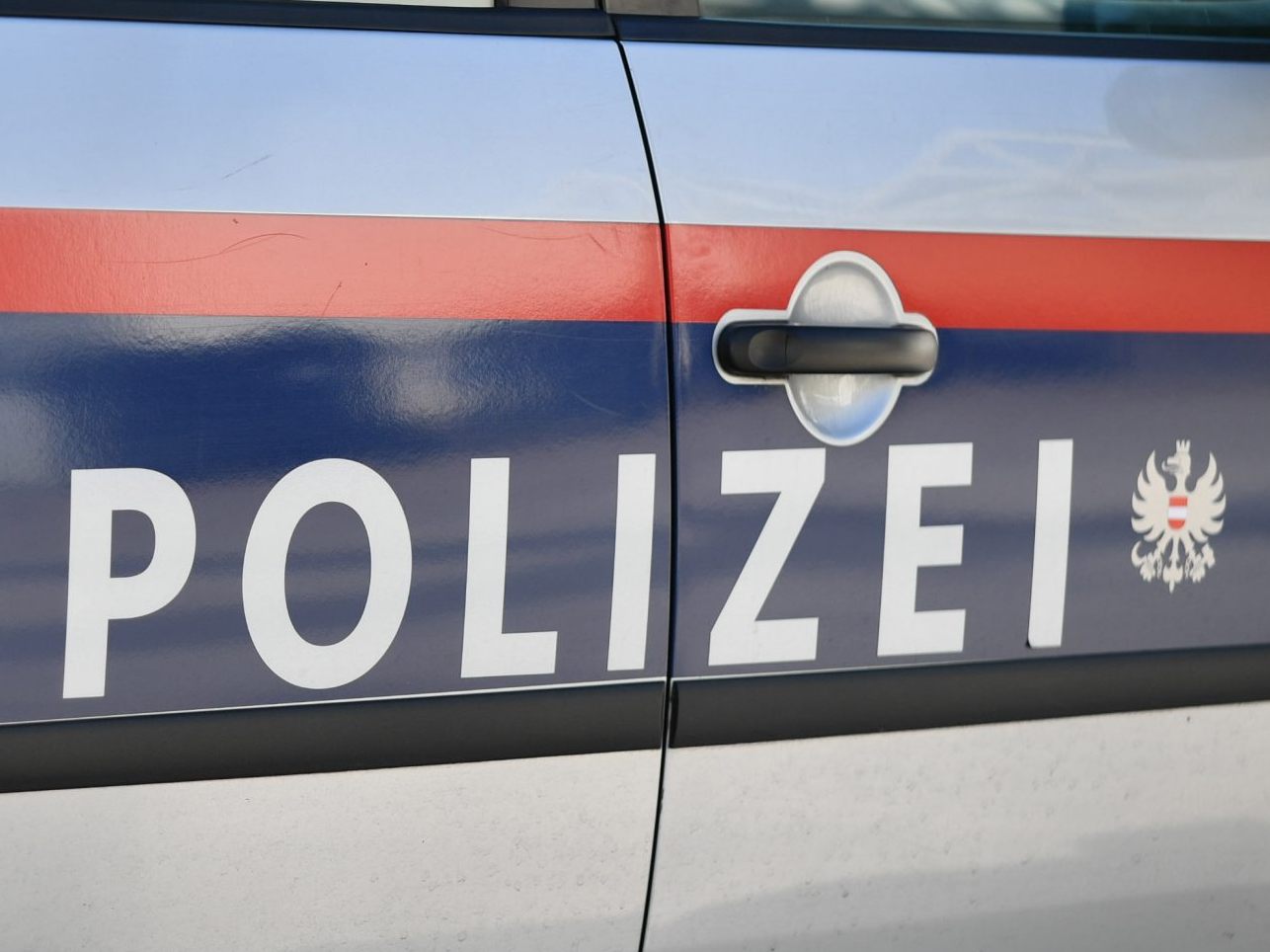 Ein Vater attackierte seinen Sohn in Wien-Favoriten mit einem Messer. Ein Vater attackierte seinen Sohn in Wien-Favoriten mit einem Messer.