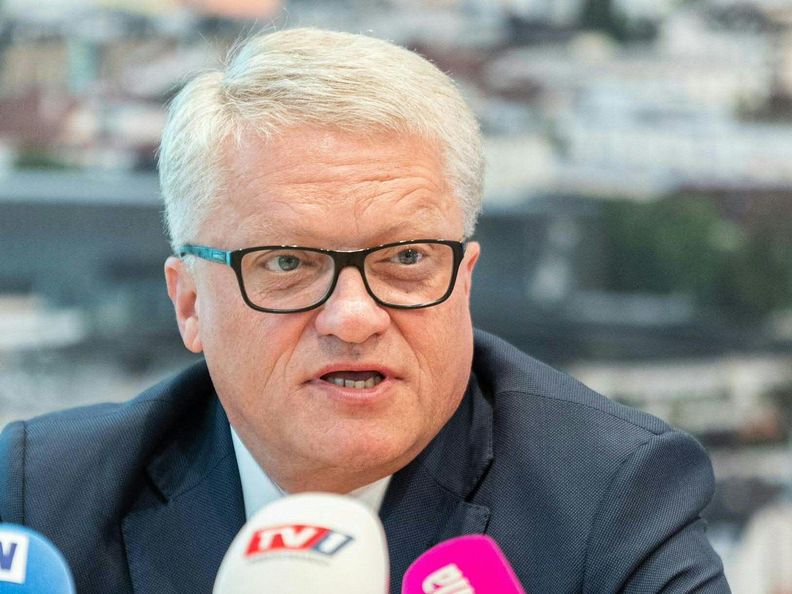 Die Kritik an Luger nimmt zu. Die Kritik an Luger nimmt zu.