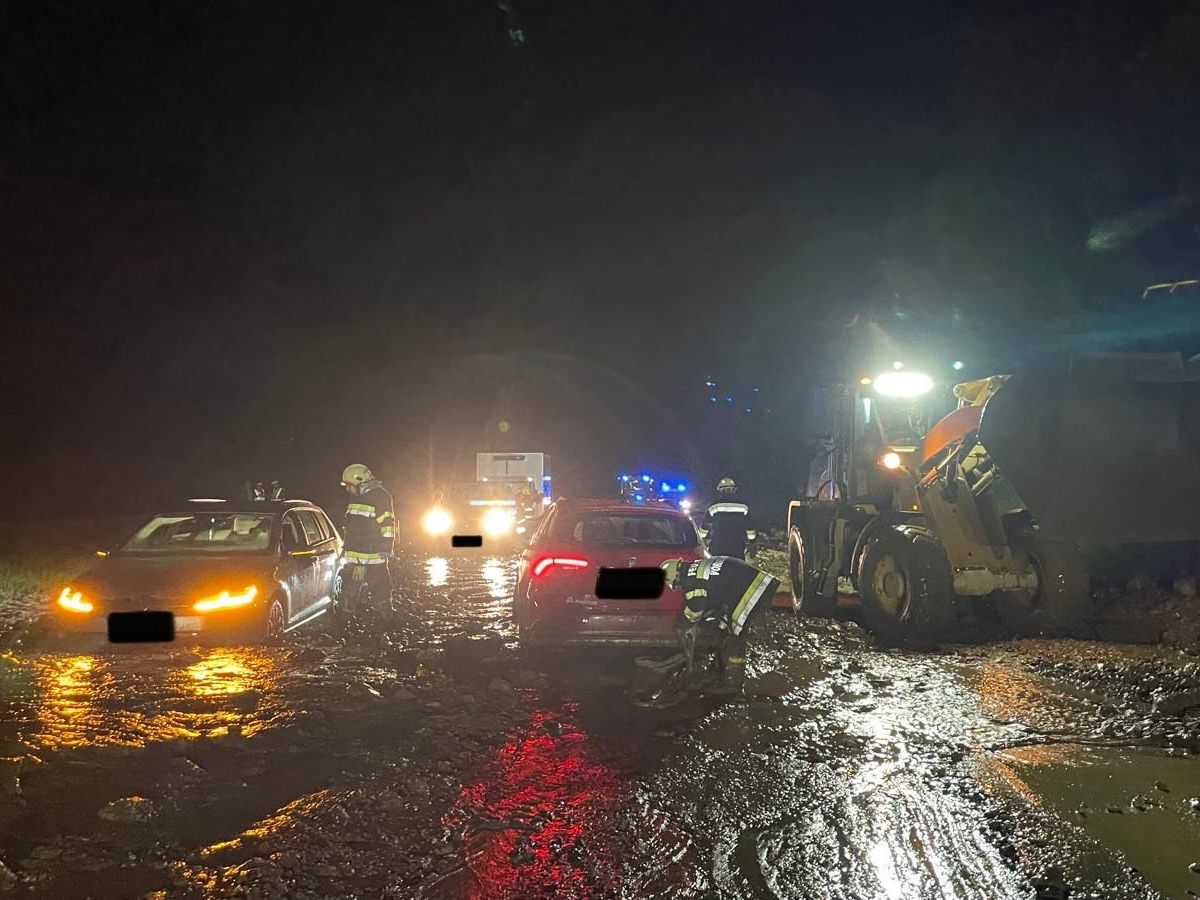 Die Lenker mussten von der Feuerwehr aus den Autos befreit werden.