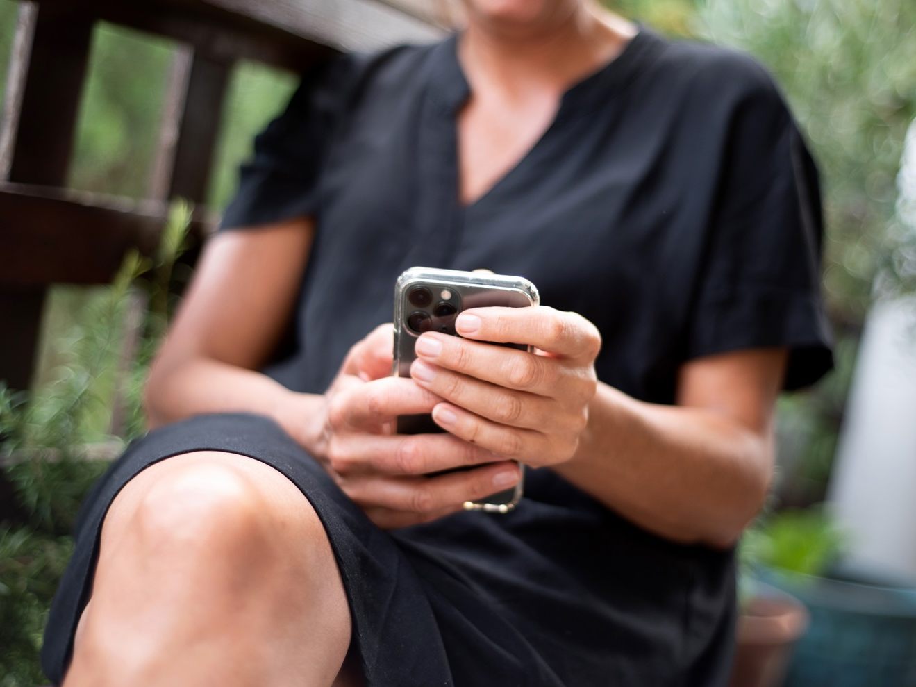 Eine Person sieht nach Infos sowie News. Die Österreicher haben letztes Jahr Milliarden an Chatnachrichten in ihr Smartphone getippt. Eine Person sieht nach Infos sowie News. Die Österreicher haben letztes Jahr Milliarden an Chatnachrichten in ihr Smartphone getippt.