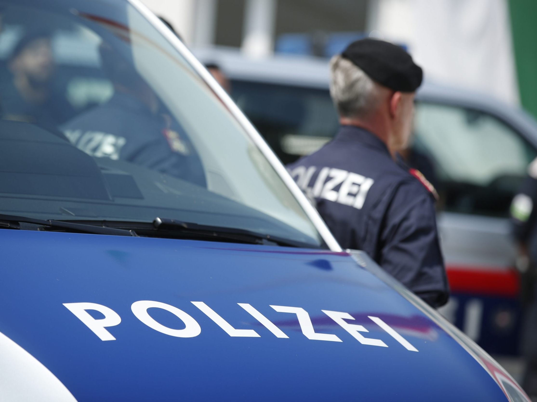 Die Polizei verhaftete zwei Verdächtige. Die Polizei verhaftete zwei Verdächtige.