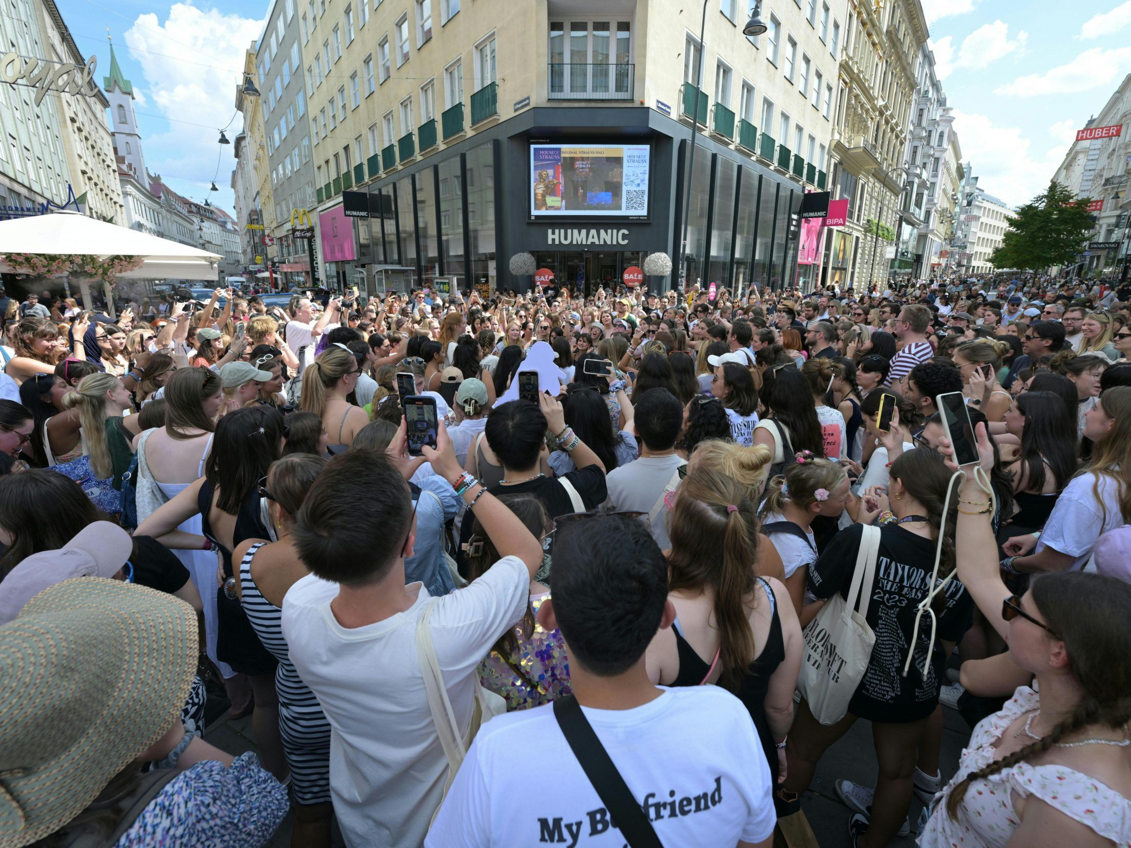 Spontankonzert von "Swifties" am Wiener Stephansplatz. Spontankonzert von "Swifties" am Wiener Stephansplatz.
