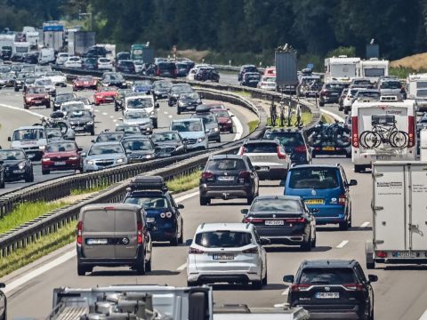 ARBÖ & ÖAMTC warnen vor "stundenlangen Wartezeiten" bedingt durch das Ferienende in Österreich und Nachbarländern. ARBÖ & ÖAMTC warnen vor "stundenlangen Wartezeiten" bedingt durch das Ferienende in Österreich und Nachbarländern.