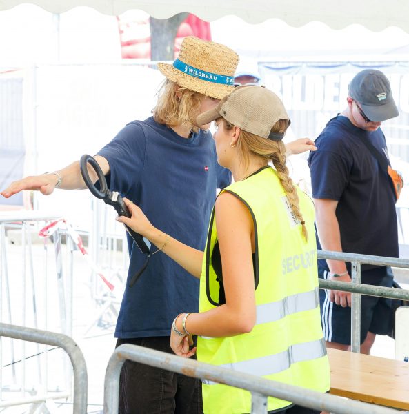 ABD0081_20240814 – ST. PLTEN – STERREICH: Festivalbesucher beim Security Check im Rahmen des “Frequency 2024” am Mittwoch, 14. August 2024, in St. Plten. Das Festival findet vom 14. bis 17. August 2024 statt. – FOTO: APA/FLORIAN WIESER