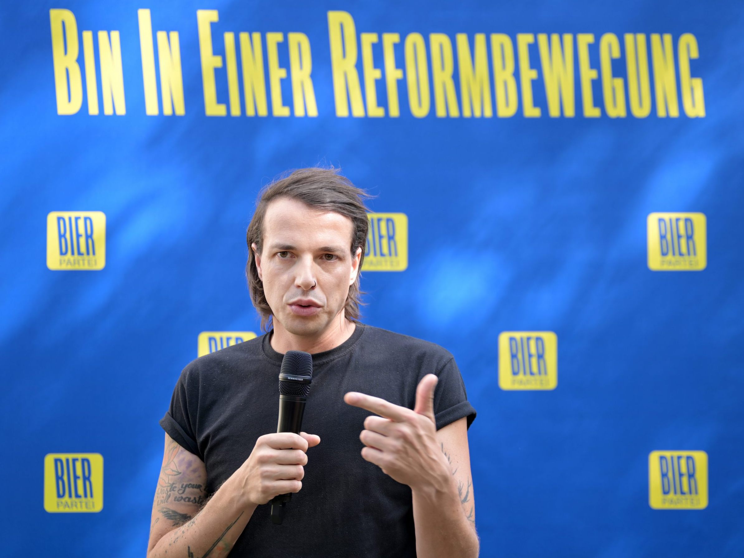 Spitzenkandidat Dominik Wazny im Rahmen einer PK der Bierpartei. Spitzenkandidat Dominik Wazny im Rahmen einer PK der Bierpartei.
