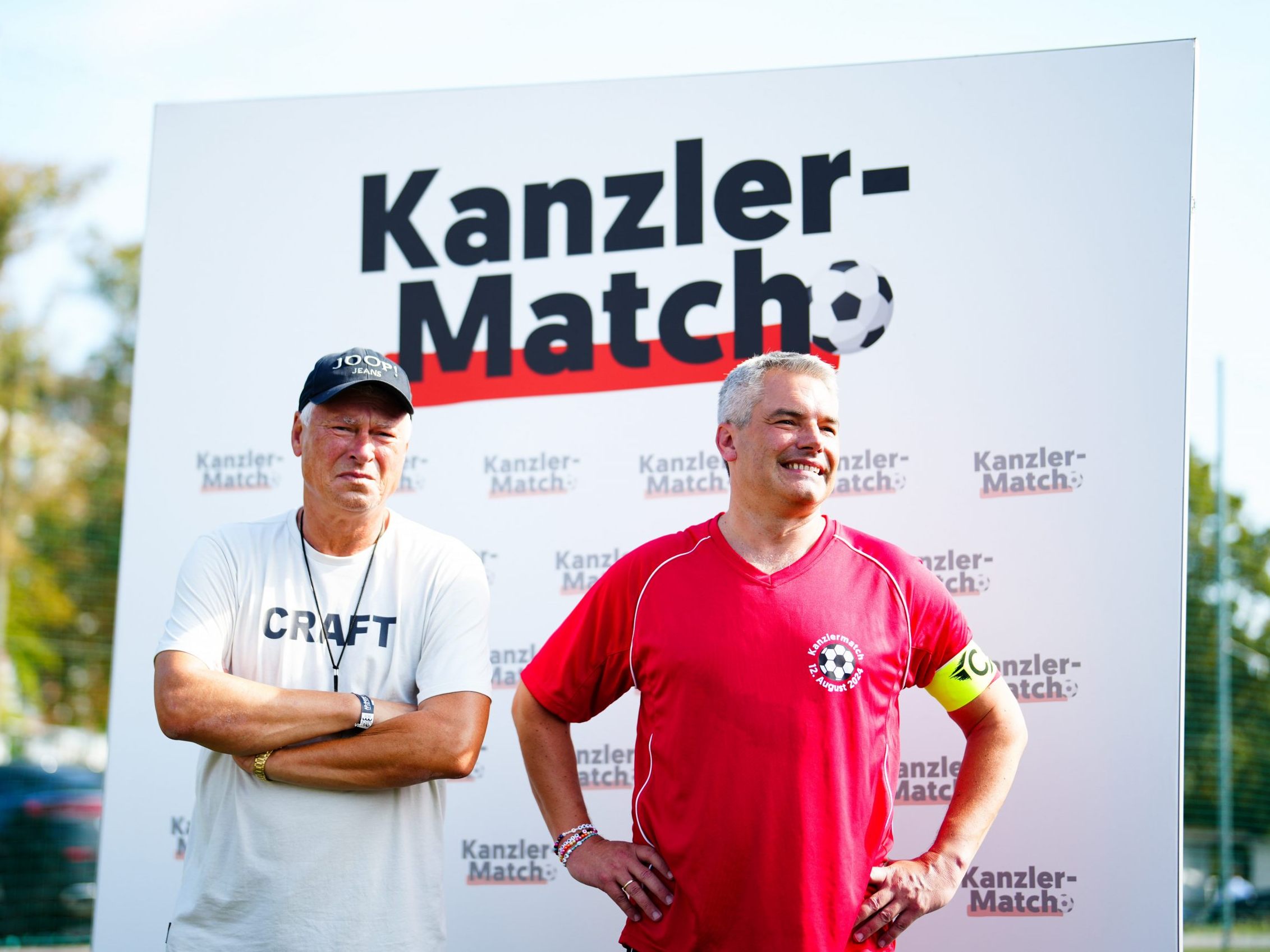 Nehammers Promi-Team unterlag beim "Kanzler-Match". Nehammers Promi-Team unterlag beim "Kanzler-Match".