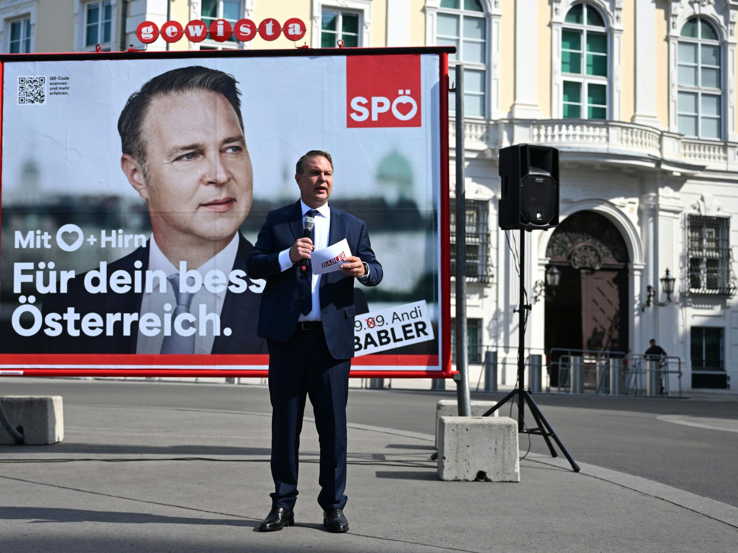 SPÖ-Chef Babler vor einem Plakat.