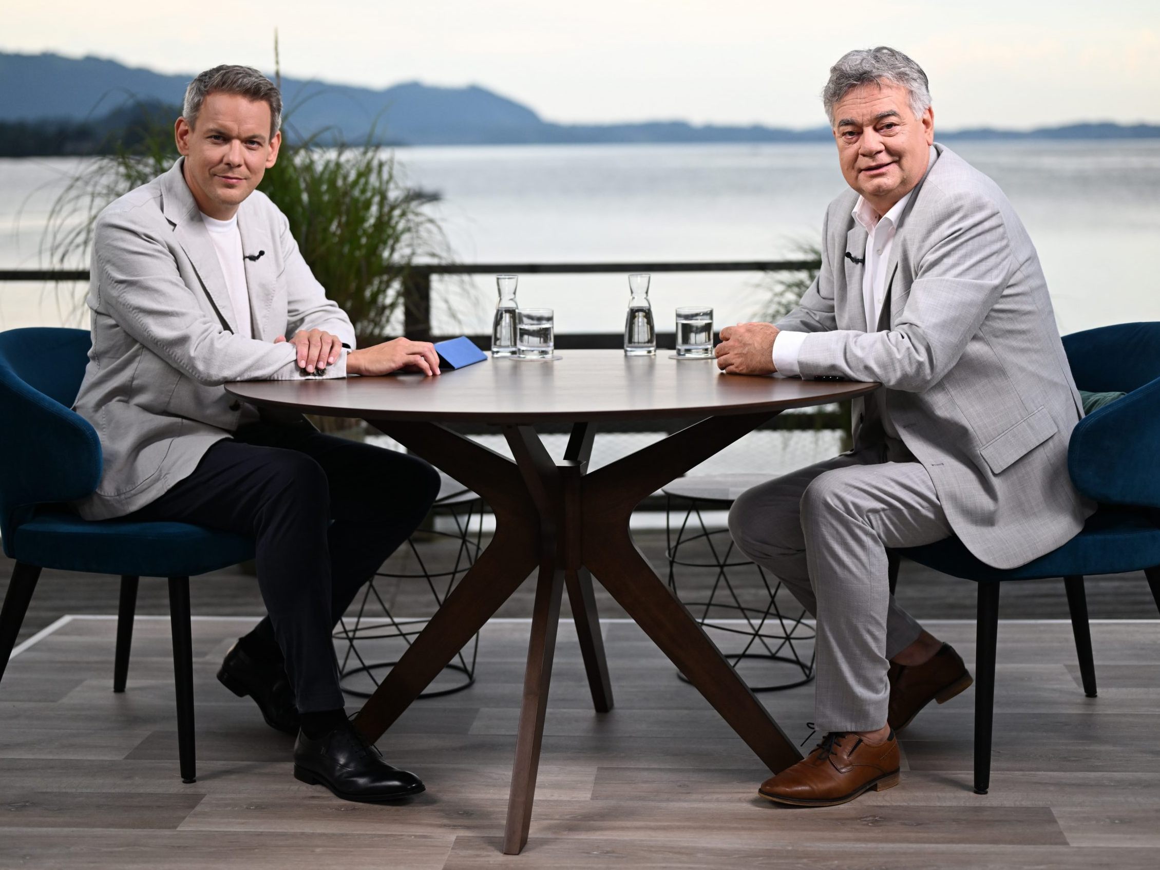 ORF-Moderator Martin Thür und Vizekanzler Werner Kogler beim ORF-Sommergespräch. ORF-Moderator Martin Thür und Vizekanzler Werner Kogler beim ORF-Sommergespräch.