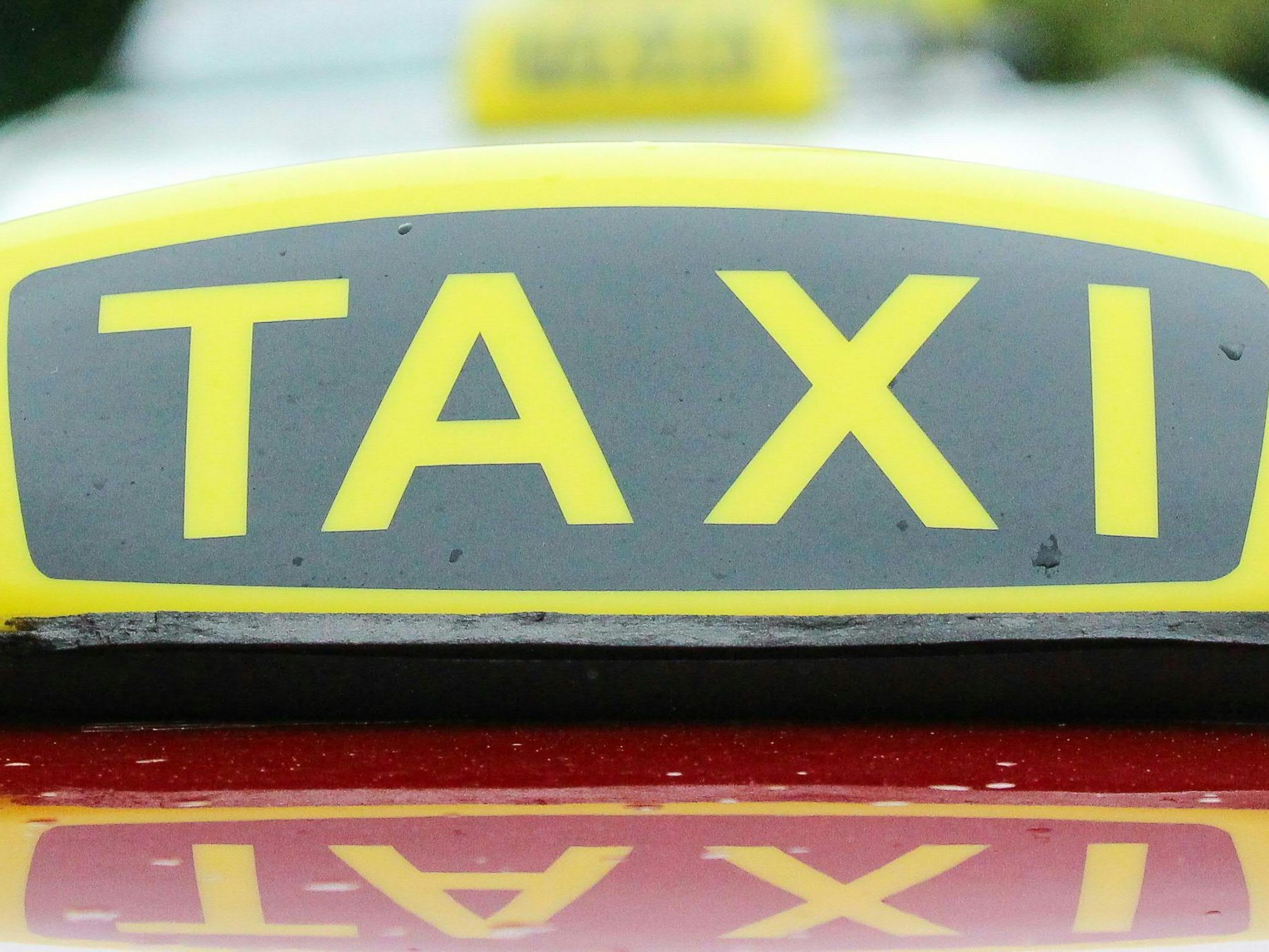 Unfall in Hard: Ein Fußgänger wurde von einem Taxi angefahren.