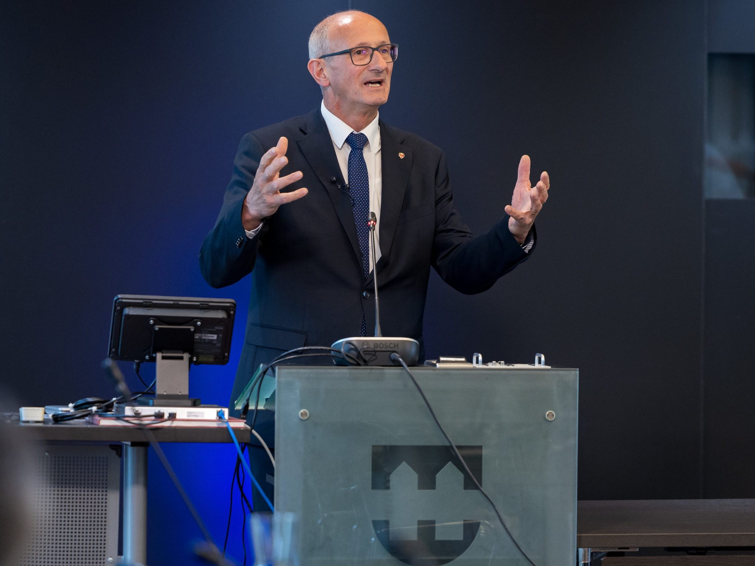 Der Tiroler Landeshauptmann und ÖVP-Obmann Anton Mattle will noch in diesem Herbst einen sogenannten Asylkodex einführen. Der Tiroler Landeshauptmann und ÖVP-Obmann Anton Mattle will noch in diesem Herbst einen sogenannten Asylkodex einführen.