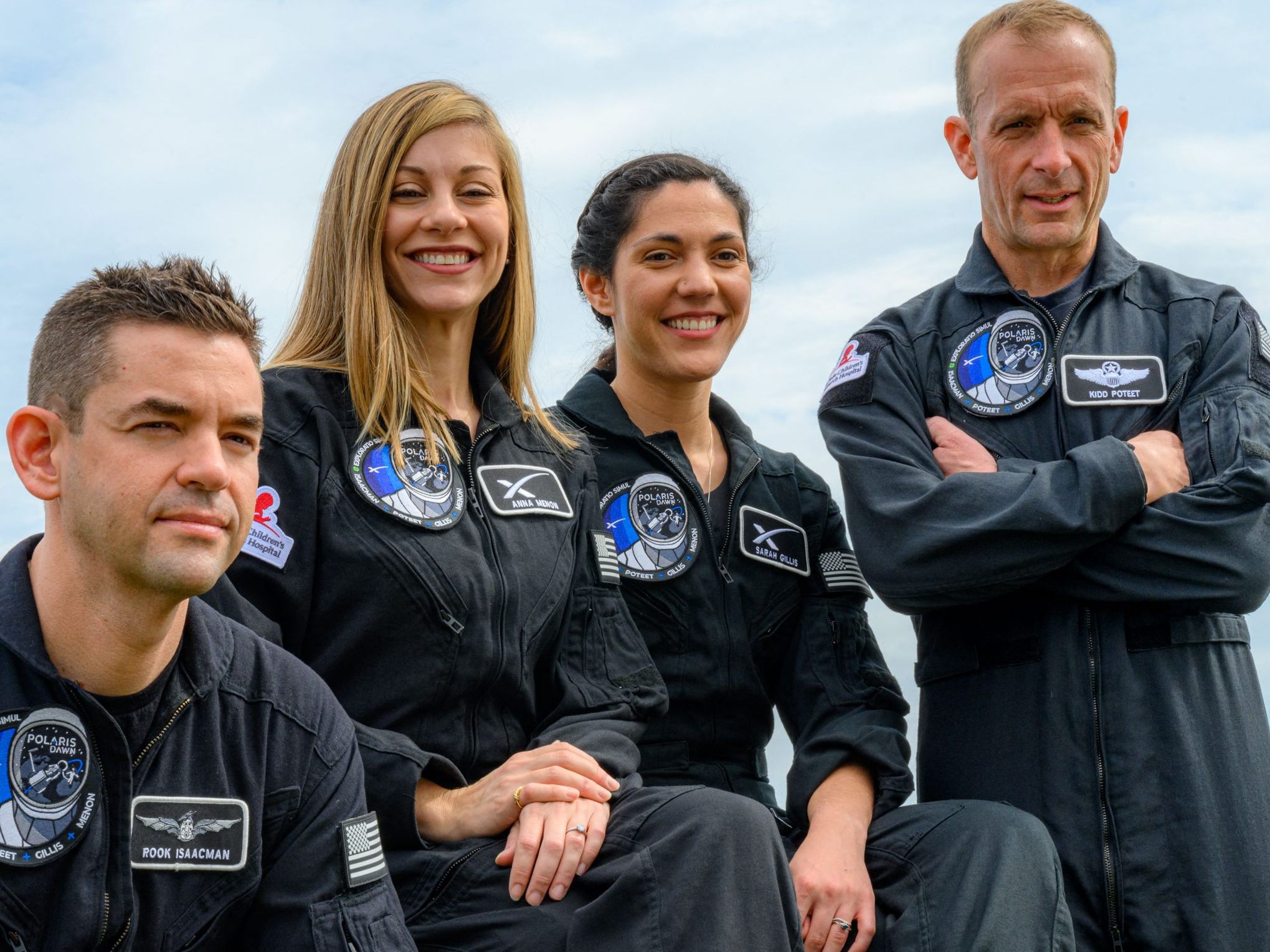 Die "Polaris Dawn" Crew, bestehend aus (v. li.) Jared Isaacman (Mission Commander), Anna Menon (Mission Specialist), Sarah Gills (Mission Specialist), Scott Poteet (Mission pilot). Die "Polaris Dawn" Crew, bestehend aus (v. li.) Jared Isaacman (Mission Commander), Anna Menon (Mission Specialist), Sarah Gills (Mission Specialist), Scott Poteet (Mission pilot).