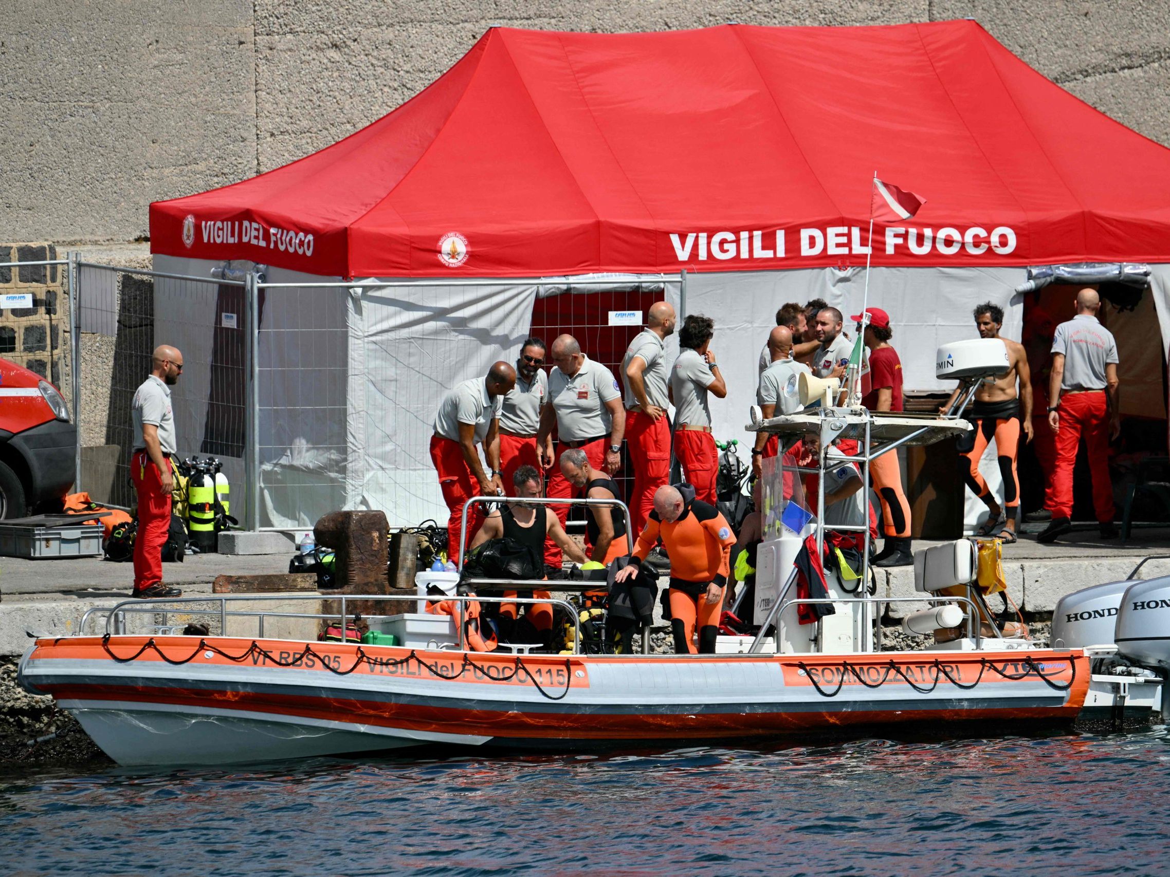 Feuerwehrtauchern ist es gelungen, durch ein Glasfenster in den Schiffsrumpf der am Montag vor Palermo gesunkenen Luxusjacht "Bayesian" zu gelangen.