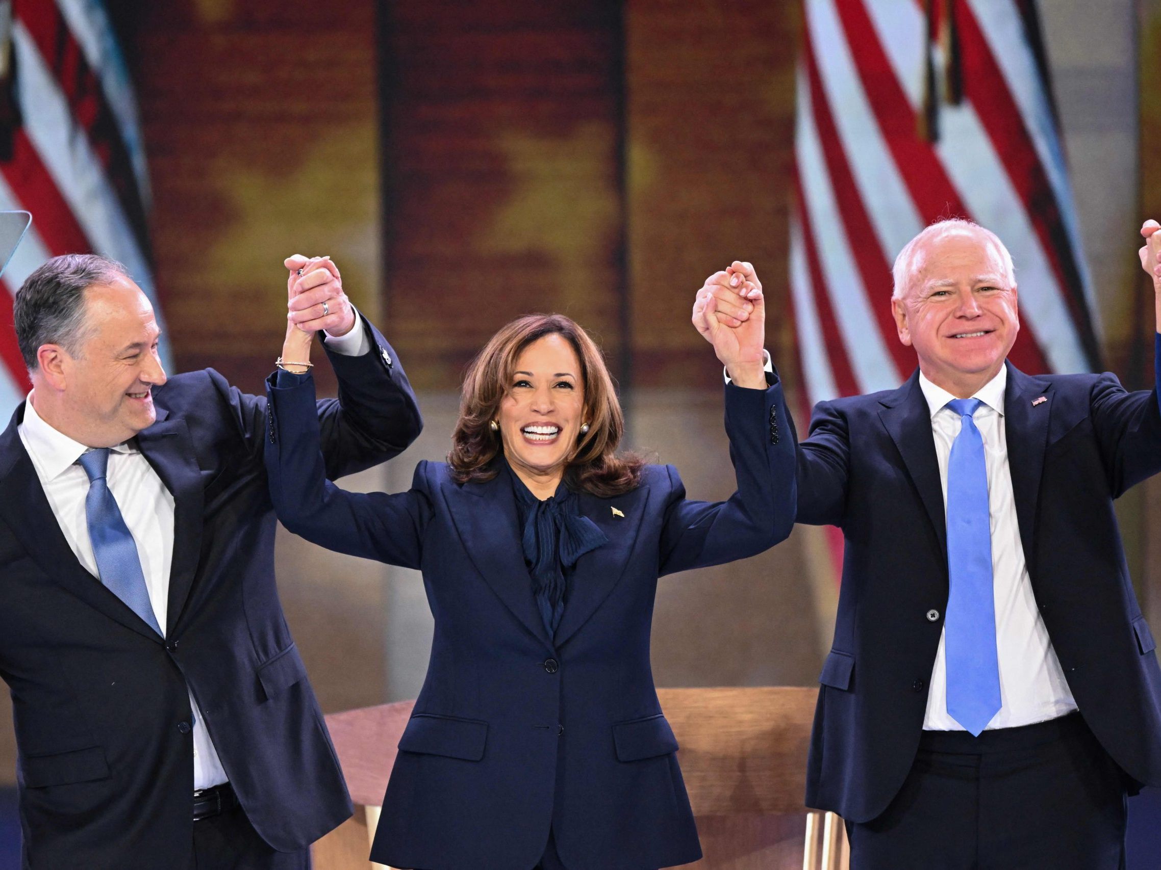 Kamala Harris mit ihrem Ehemann, Doug Emhoff (li) und ihrem Vize, Tim Walz (re). Kamala Harris mit ihrem Ehemann, Doug Emhoff (li) und ihrem Vize, Tim Walz (re).