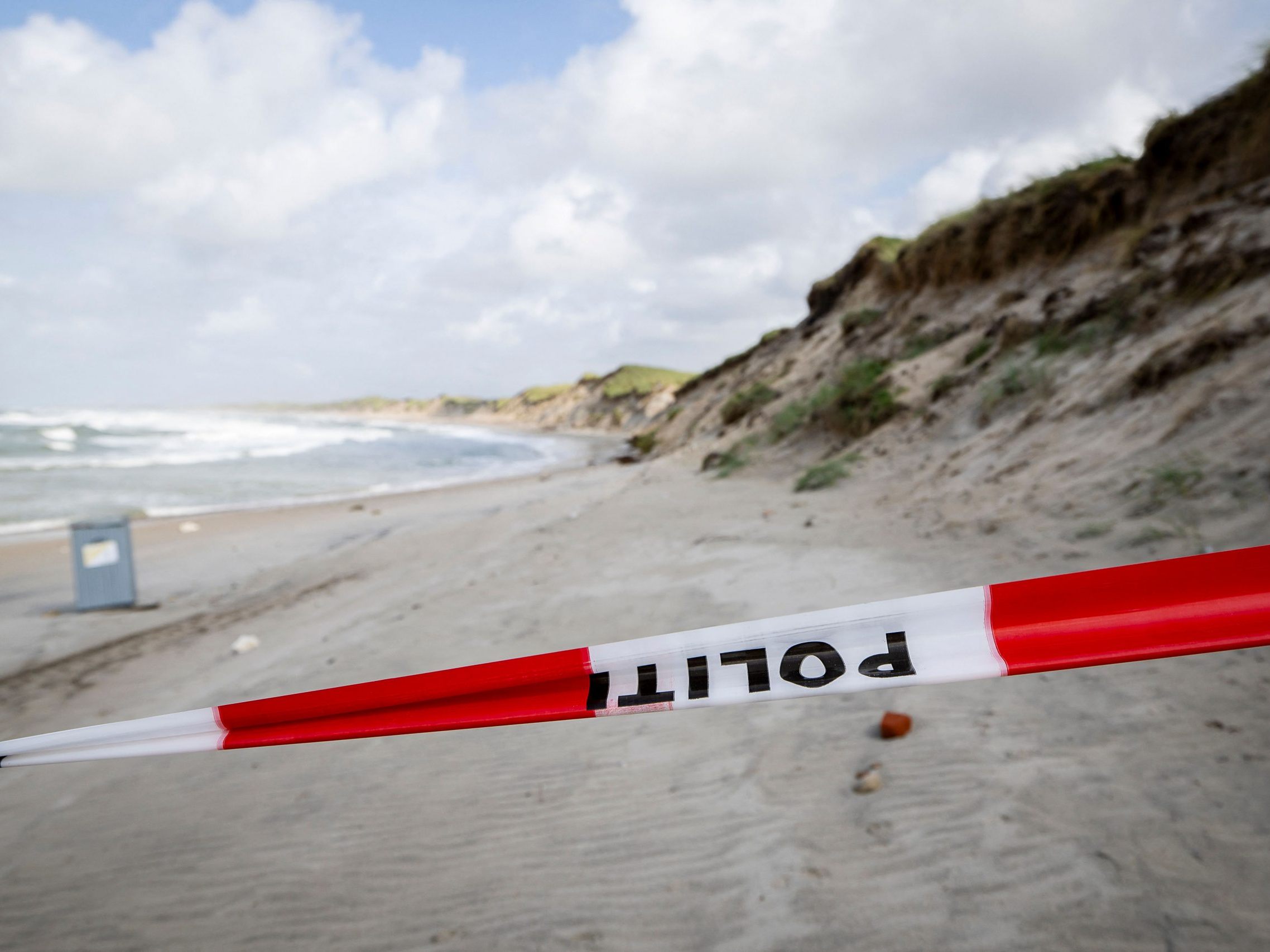 Die bisherigen Erkenntnisse der Polizei deuten darauf hin, dass die beiden Buben beim Spielen am Strand eine Art Höhle in die Dünen gegraben haben, was möglicherweise den Erdrutsch auslöste.