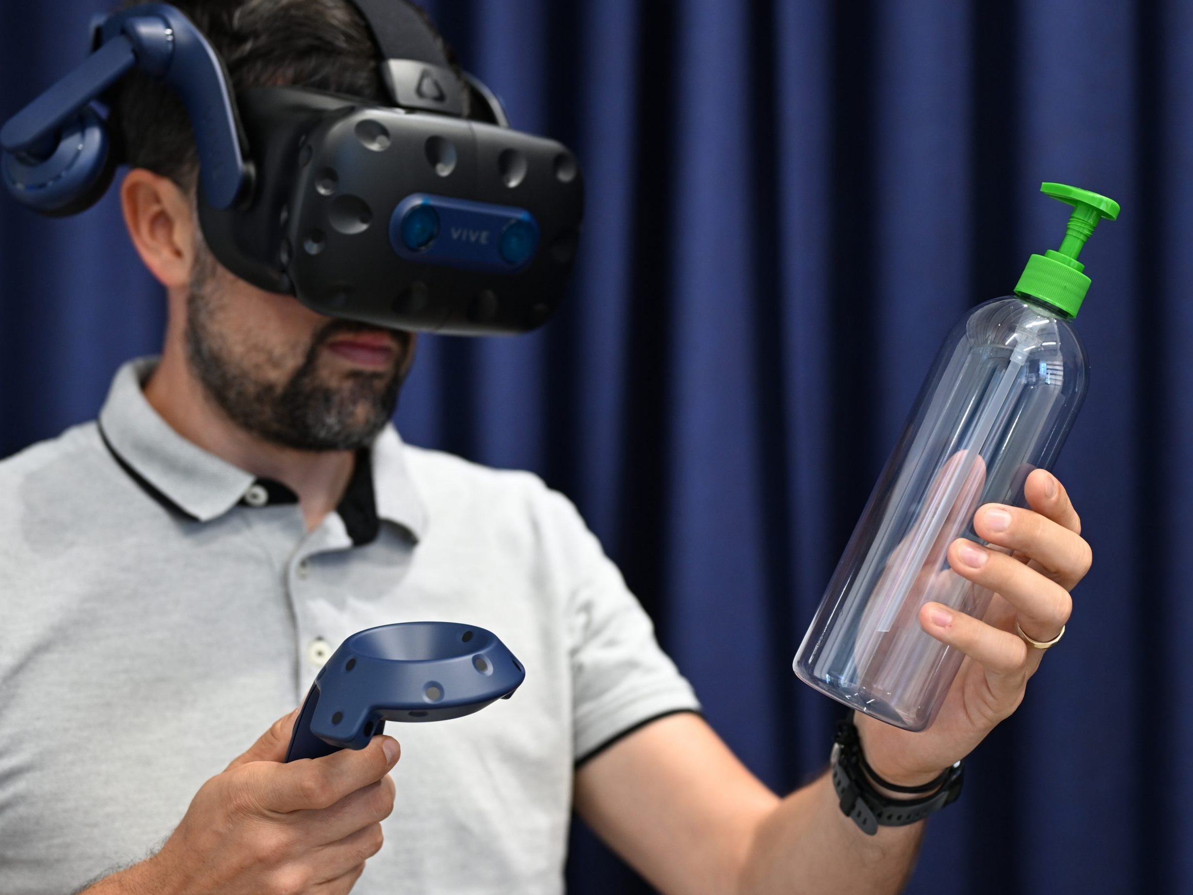 Im Alpla-Labor "Kompetenzzentrum für Design und Technologie" werden neue Flaschen unter Einsatz modernster Technik - hier mit einer 3D-Brille - gemeinsam mit dem Kunden entwickelt.