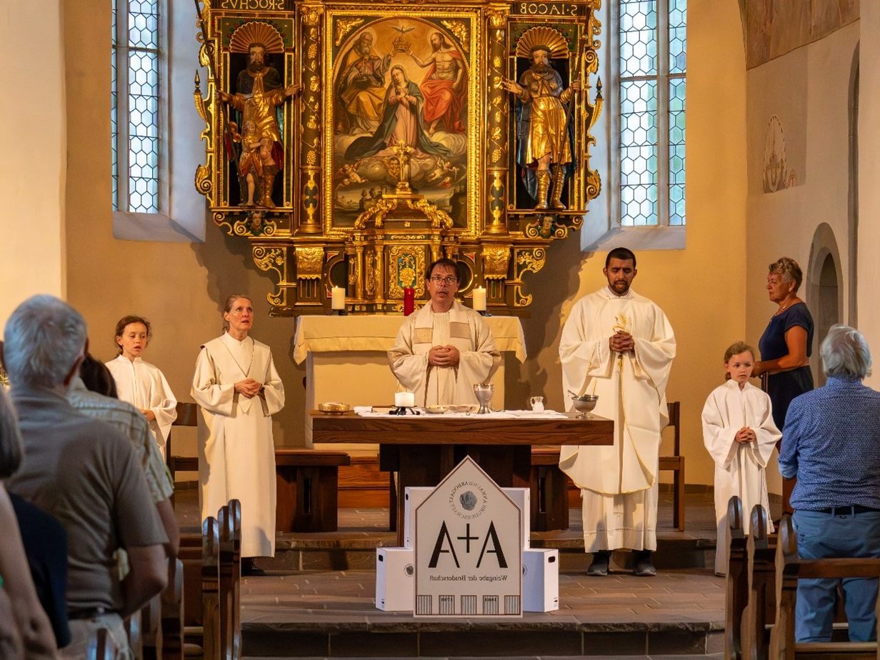 Messfeier in der Wallfahrtskirche St. Arbogast zum Annatag mit „Weintaufe“ des Bruderschaftsweins.